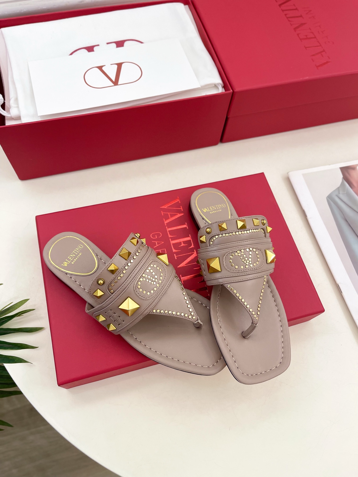 Valentino 华伦天奴 2025春夏新品 VT新款鉚钉夹趾平底拖鞋上新☑️
———————————