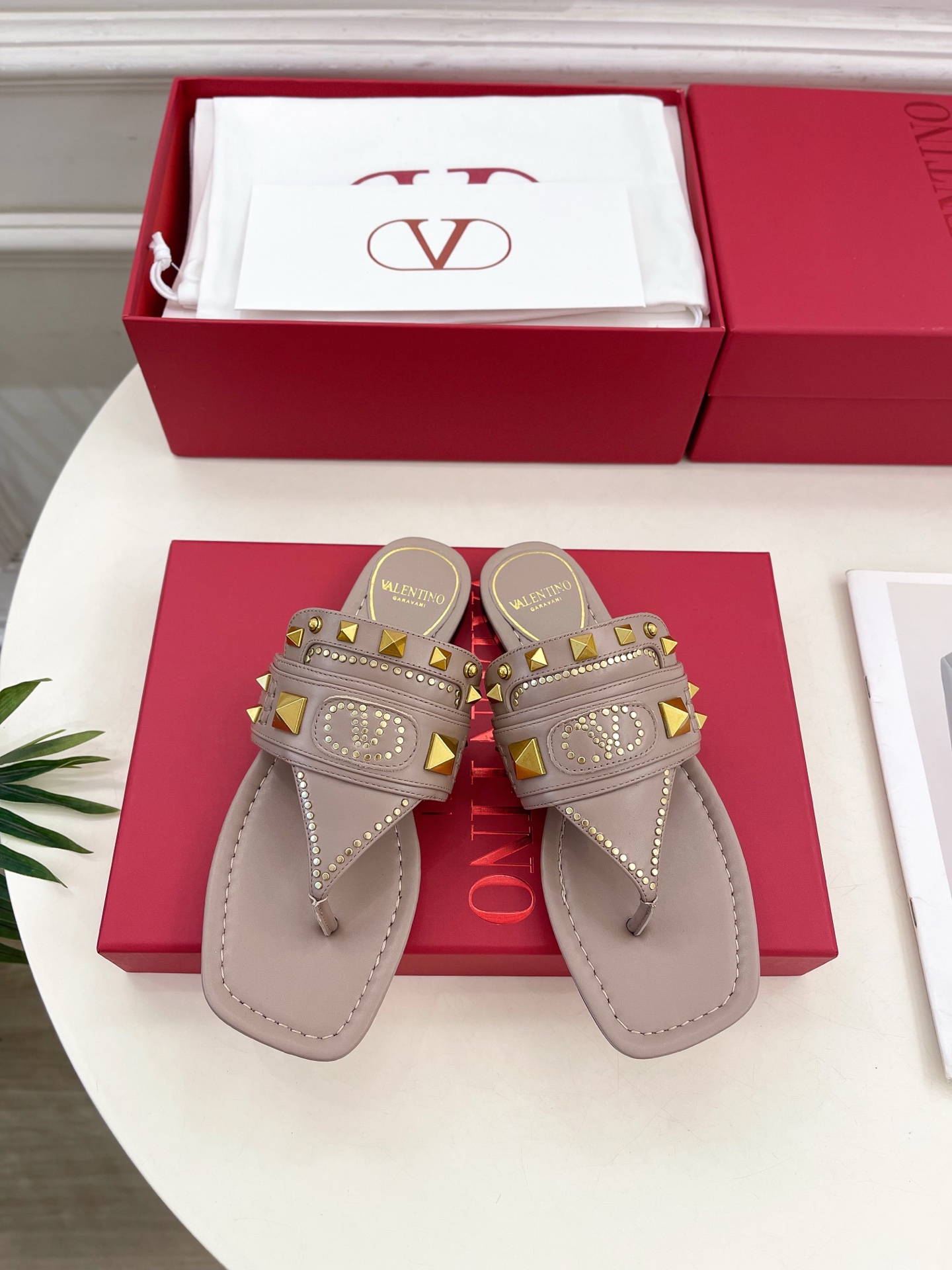 Valentino 华伦天奴 2025春夏新品 VT新款鉚钉夹趾平底拖鞋上新☑️
———————————