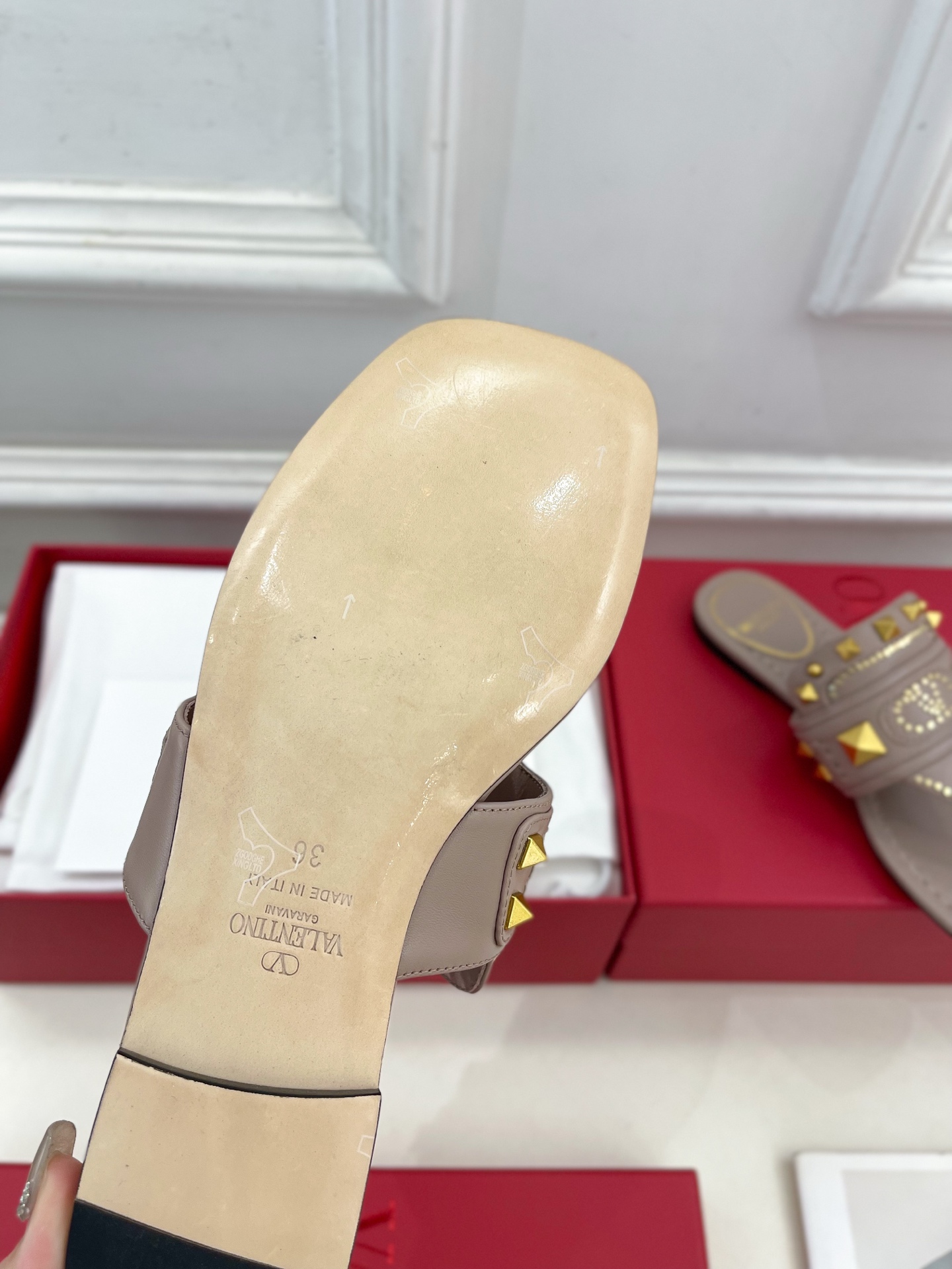 Valentino 华伦天奴 2025春夏新品 VT新款鉚钉夹趾平底拖鞋上新☑️
———————————
