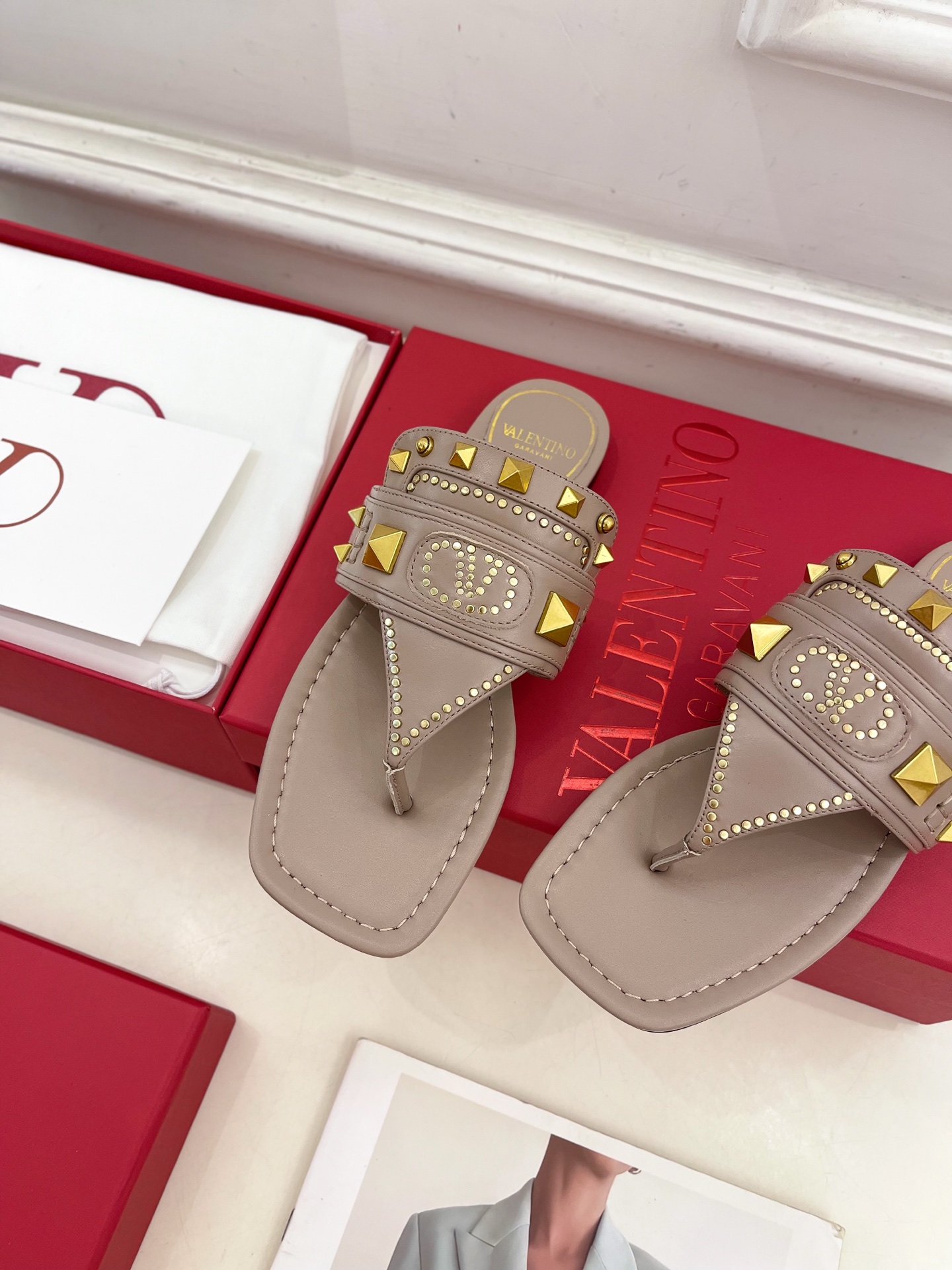 Valentino 华伦天奴 2025春夏新品 VT新款鉚钉夹趾平底拖鞋上新☑️
———————————