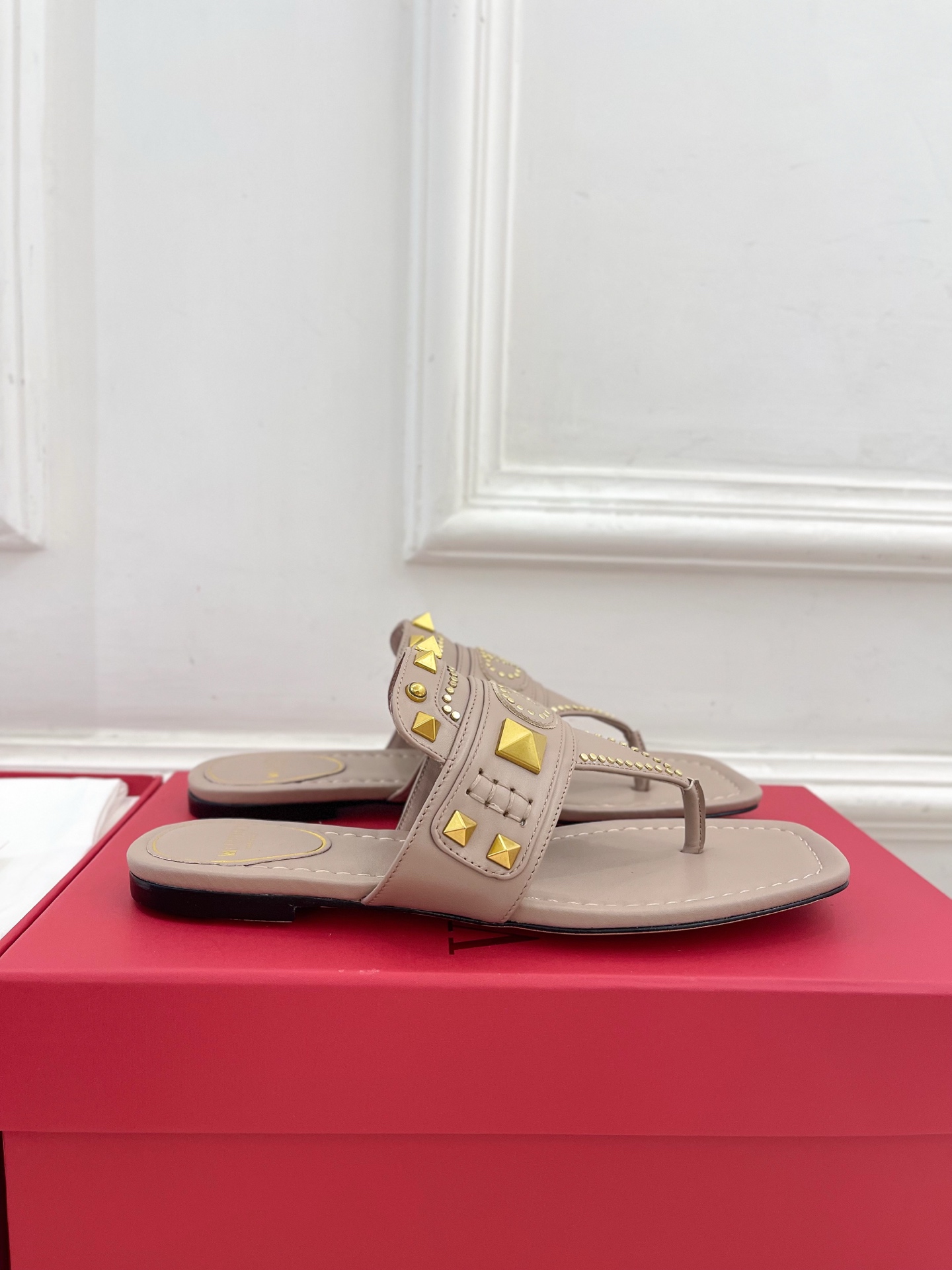 Valentino 华伦天奴 2025春夏新品 VT新款鉚钉夹趾平底拖鞋上新☑️
———————————
