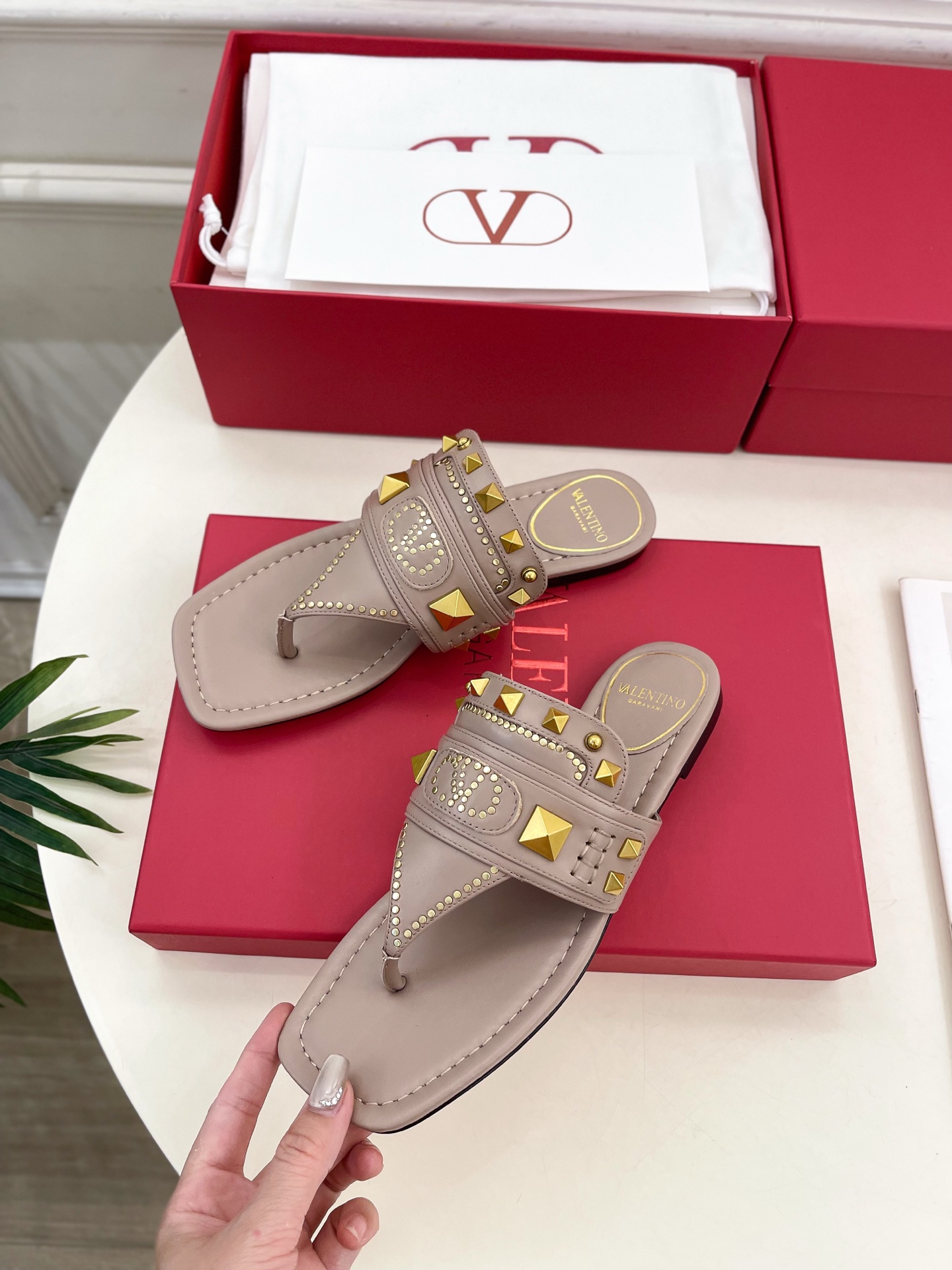 Valentino 华伦天奴 2025春夏新品 VT新款鉚钉夹趾平底拖鞋上新☑️
———————————