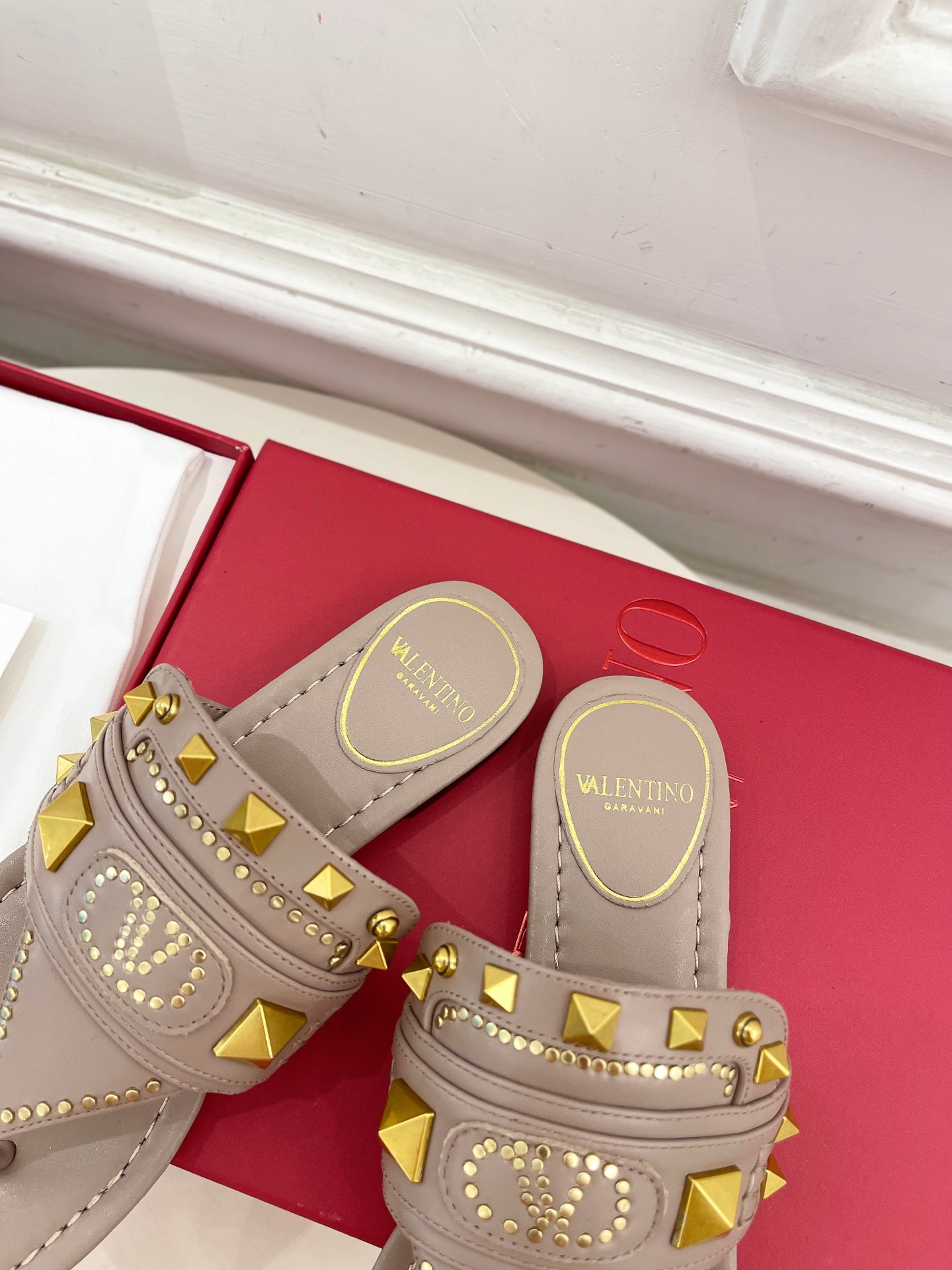 Valentino 华伦天奴 2025春夏新品 VT新款鉚钉夹趾平底拖鞋上新☑️
———————————
