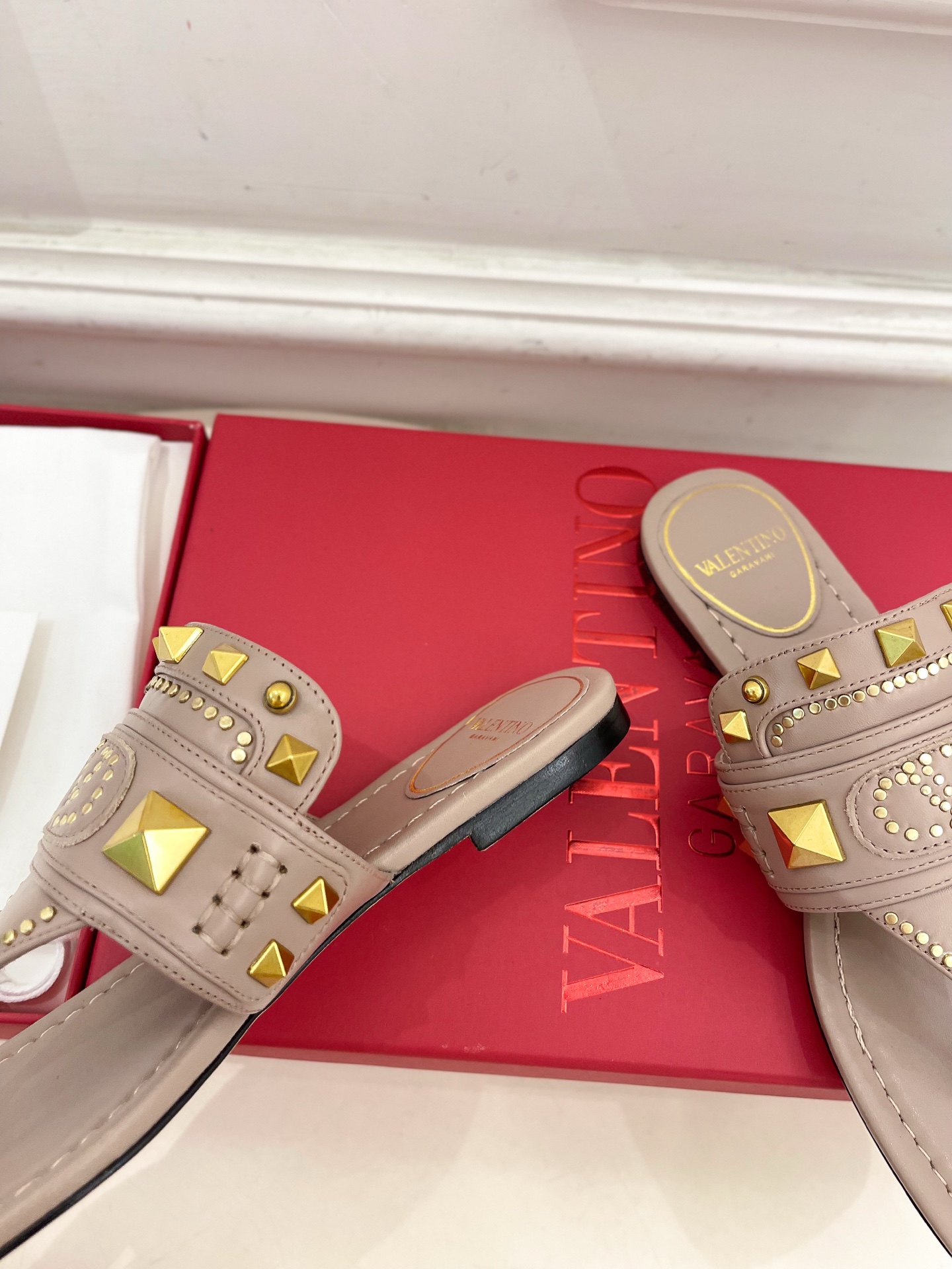 Valentino 华伦天奴 2025春夏新品 VT新款鉚钉夹趾平底拖鞋上新☑️
———————————