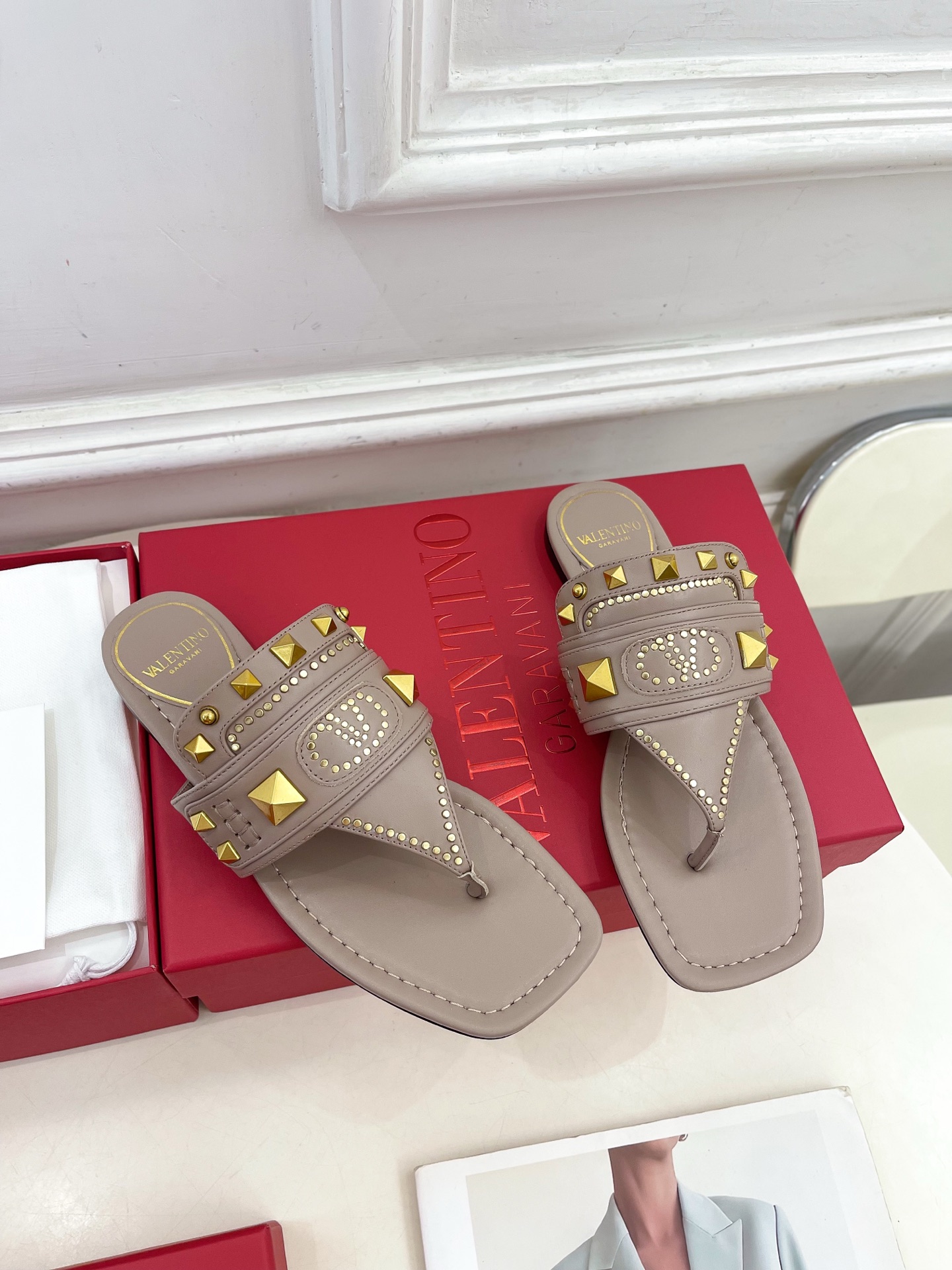 Valentino 华伦天奴 2025春夏新品 VT新款鉚钉夹趾平底拖鞋上新☑️
———————————