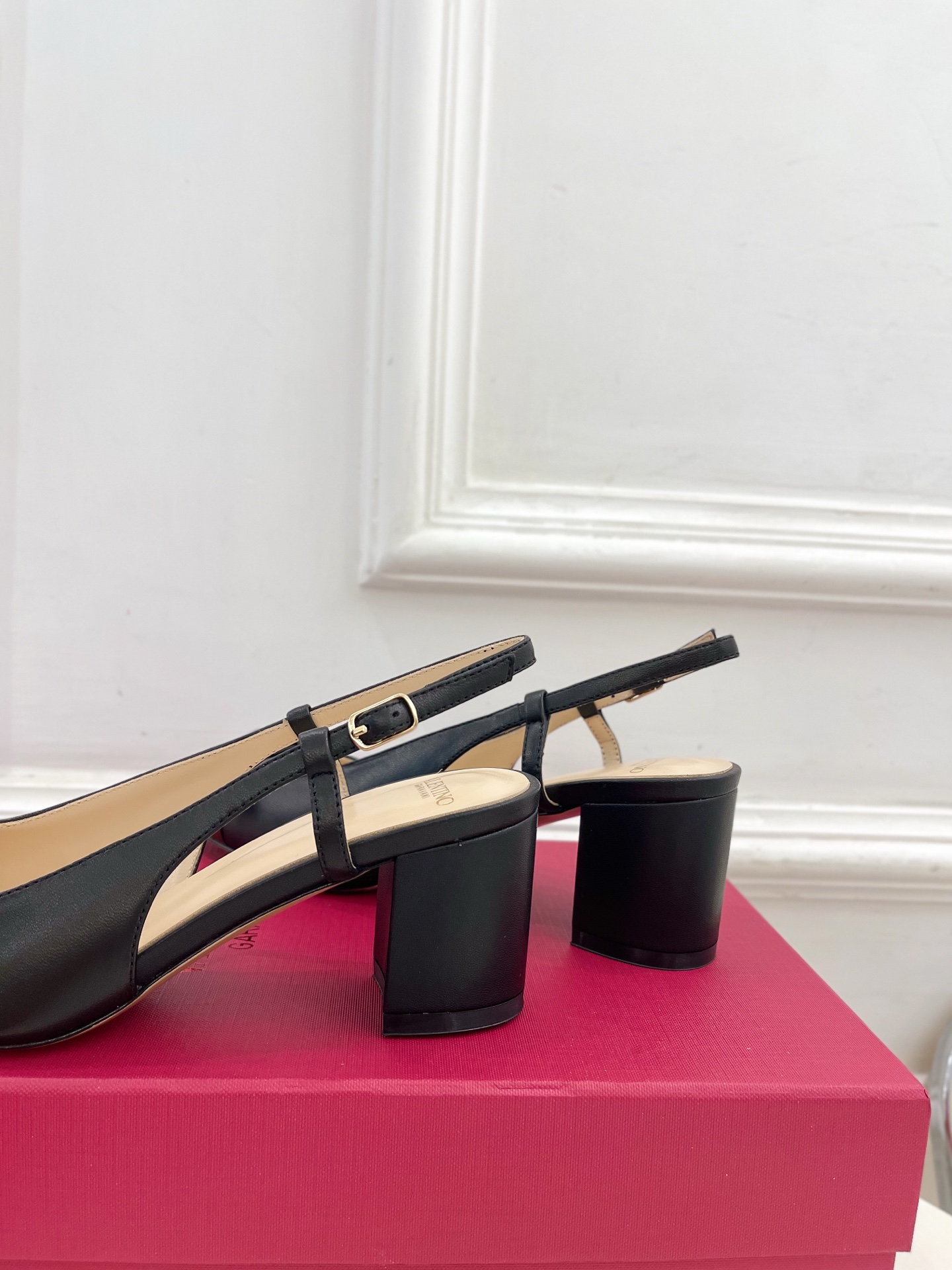 Valentino 华伦天奴 2025春夏新品 VALET DU ROI 后系带方头粗跟后空鞋上新☑️
