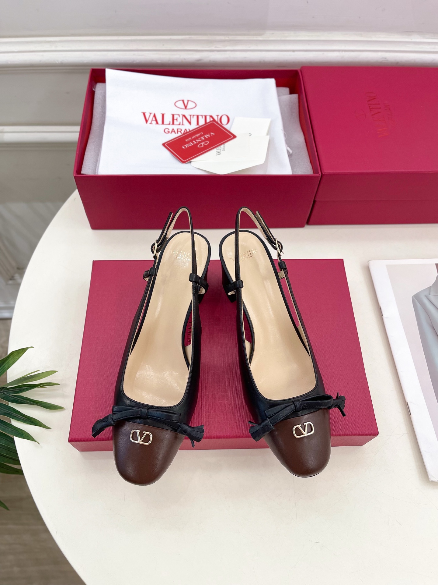 Valentino 华伦天奴 2025春夏新品 VALET DU ROI 后系带方头粗跟后空鞋上新☑️
