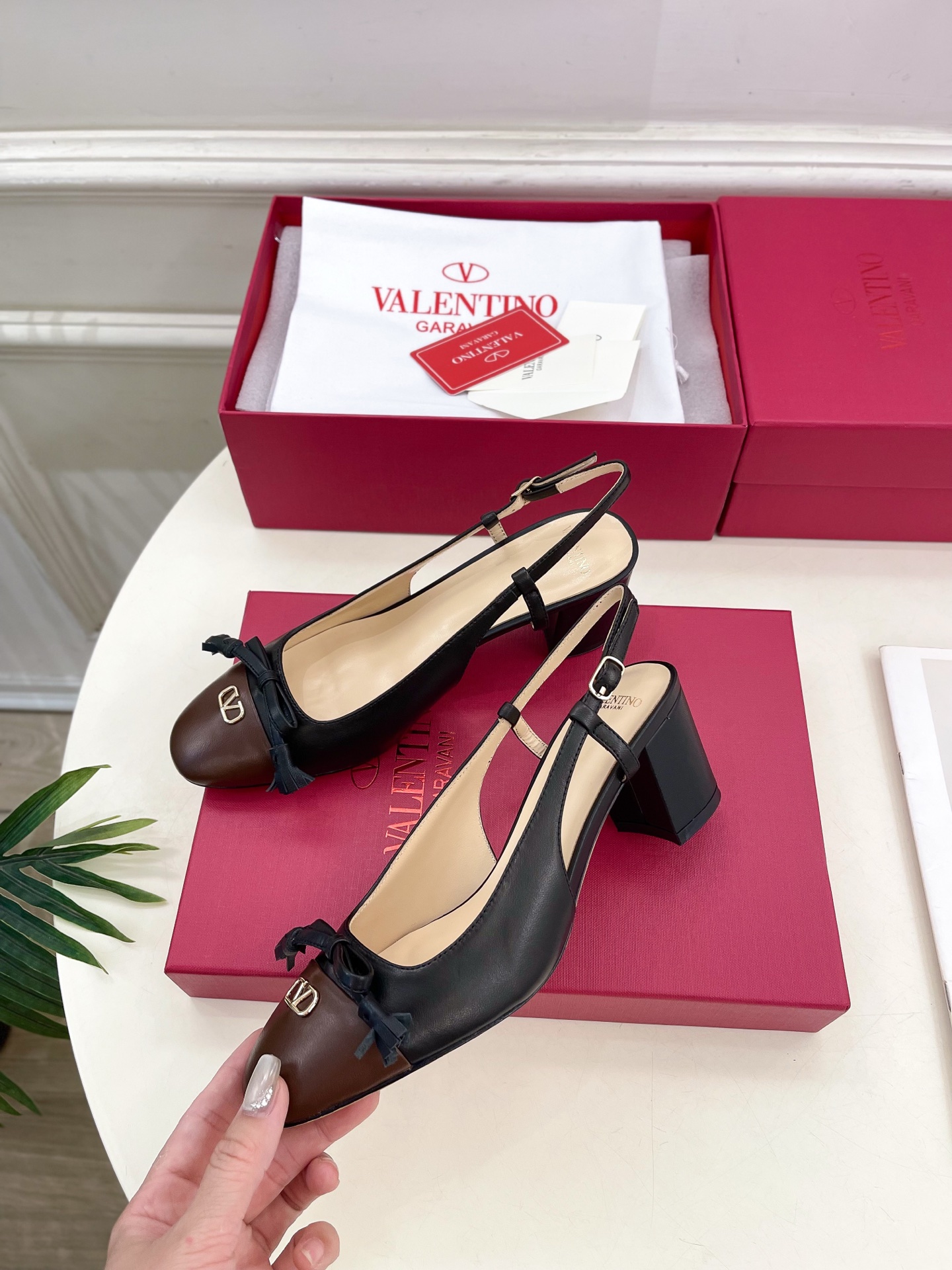 Valentino 华伦天奴 2025春夏新品 VALET DU ROI 后系带方头粗跟后空鞋上新☑️
