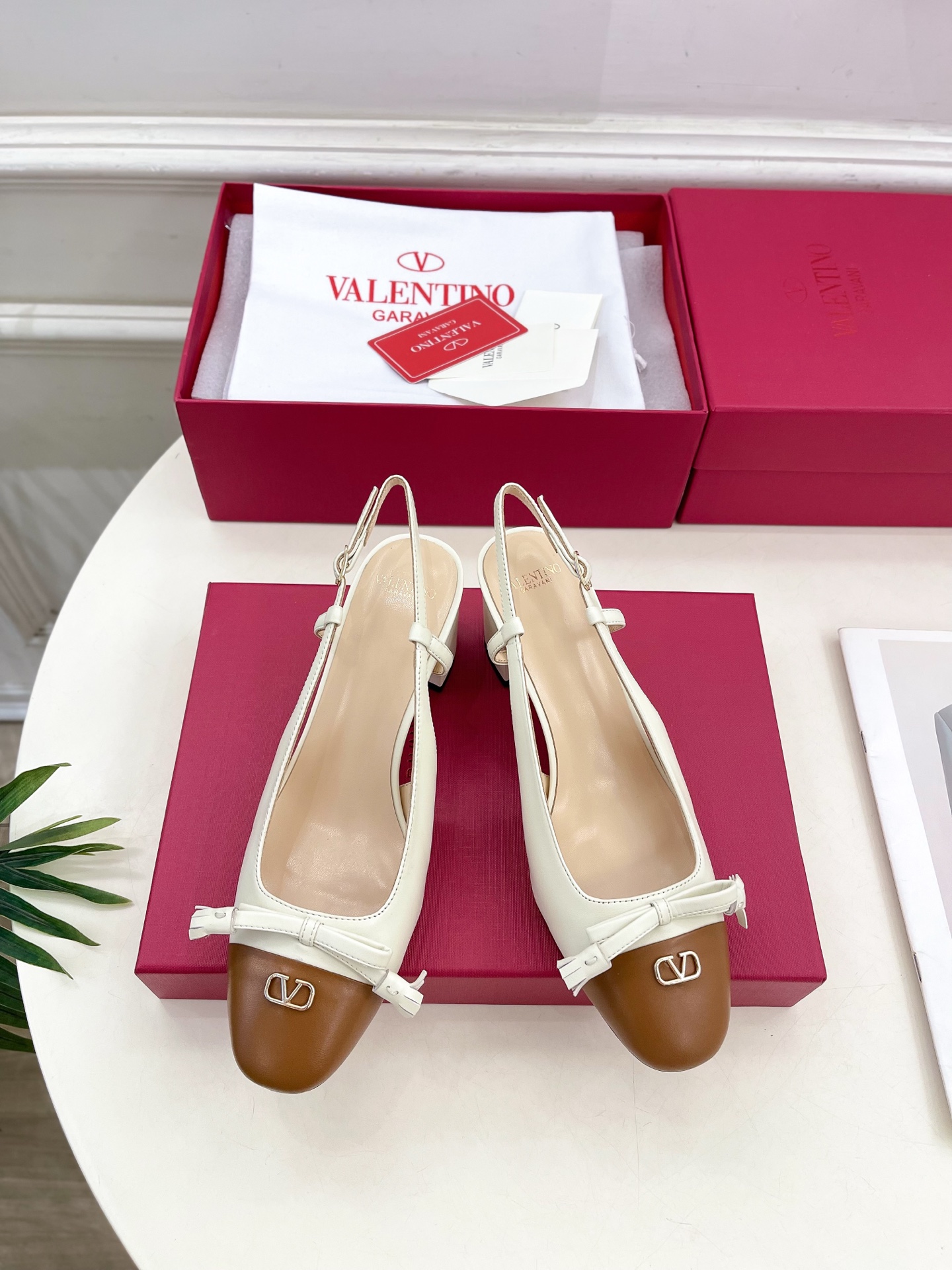Valentino 华伦天奴 2025春夏新品 VALET DU ROI 后系带方头粗跟后空鞋上新☑️
