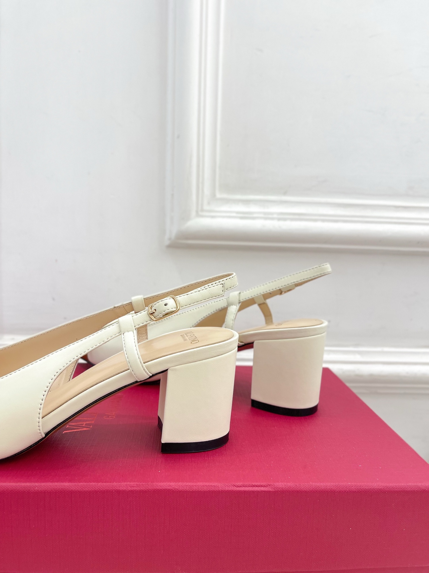 Valentino 华伦天奴 2025春夏新品 VALET DU ROI 后系带方头粗跟后空鞋上新☑️
