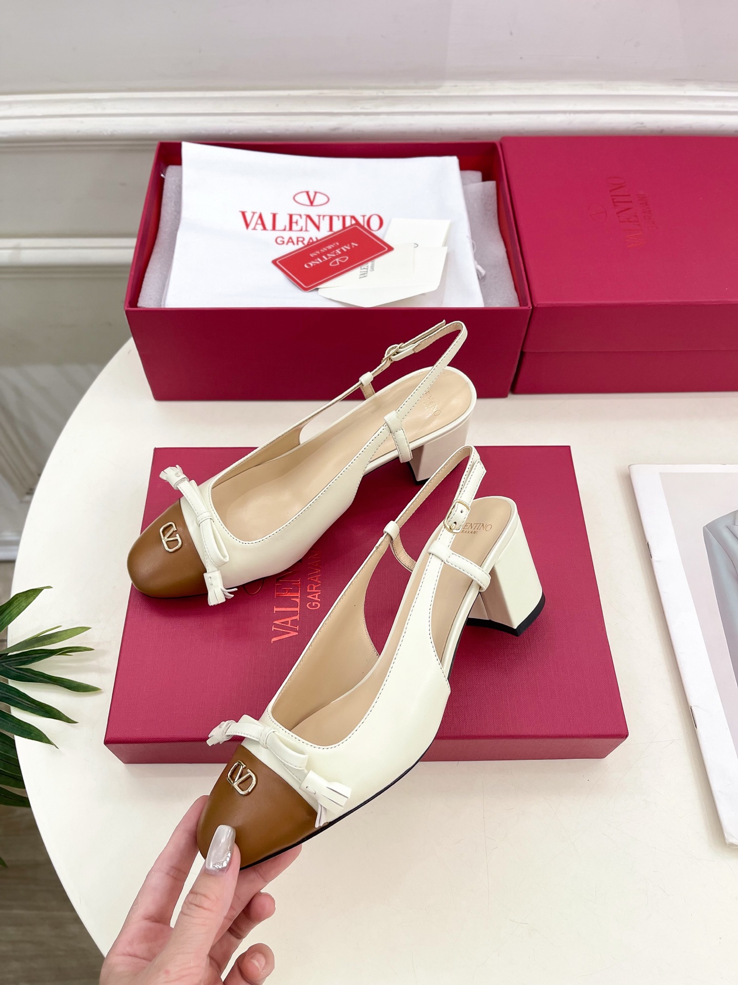 Valentino 华伦天奴 2025春夏新品 VALET DU ROI 后系带方头粗跟后空鞋上新☑️
