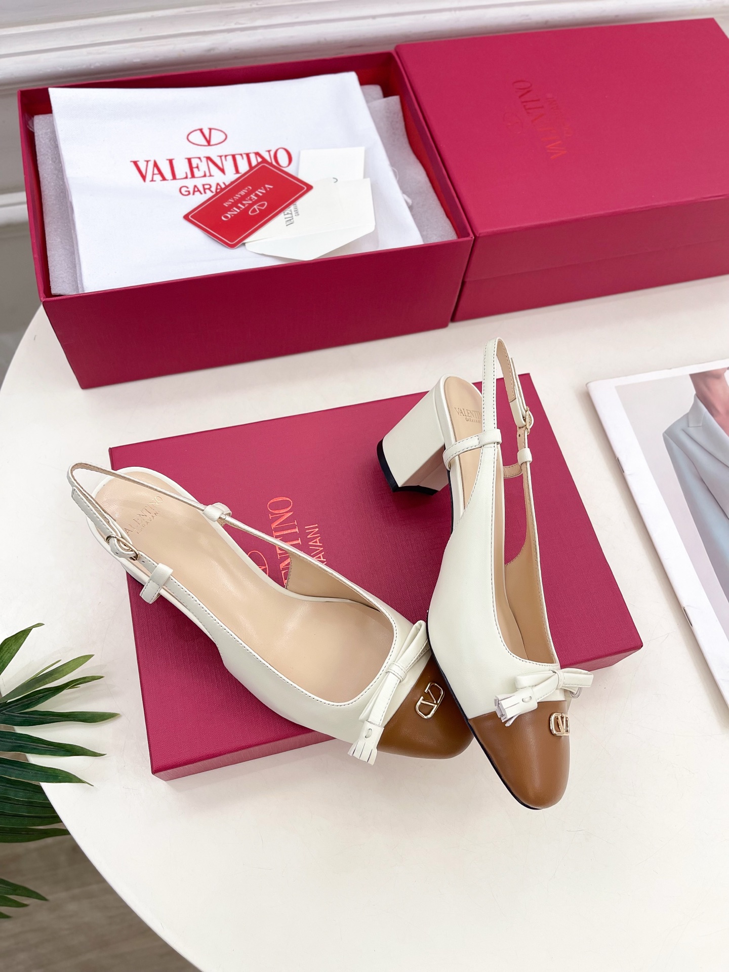 Valentino 华伦天奴 2025春夏新品 VALET DU ROI 后系带方头粗跟后空鞋上新☑️
