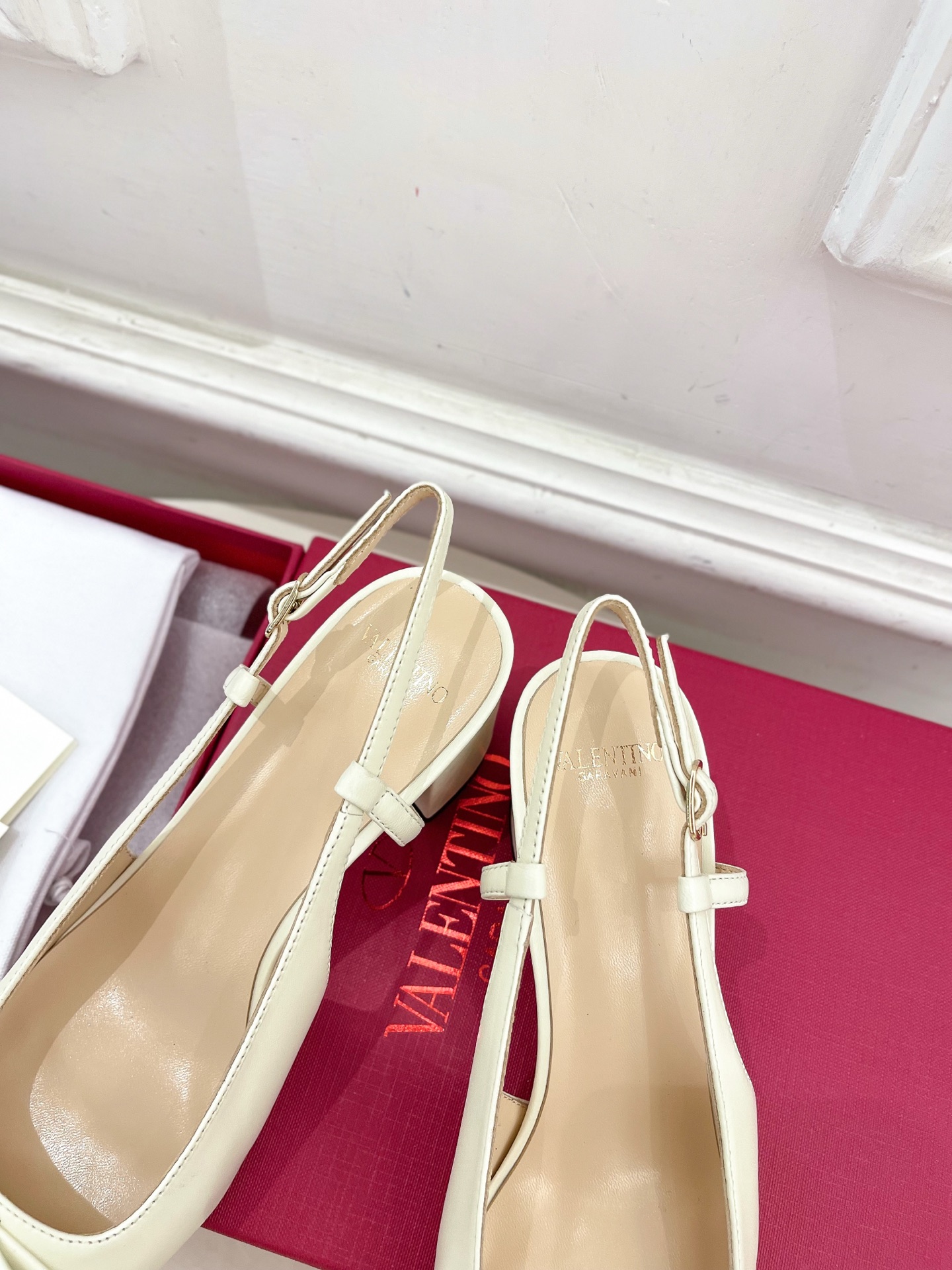 Valentino 华伦天奴 2025春夏新品 VALET DU ROI 后系带方头粗跟后空鞋上新☑️
