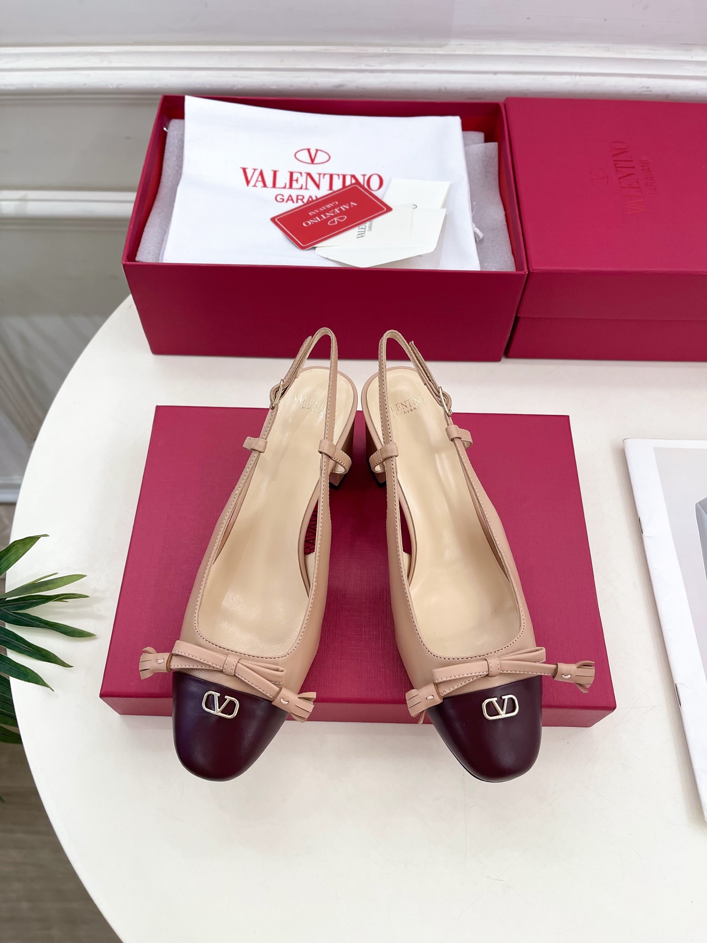 Valentino 华伦天奴 2025春夏新品 VALET DU ROI 后系带方头粗跟后空鞋上新☑️
