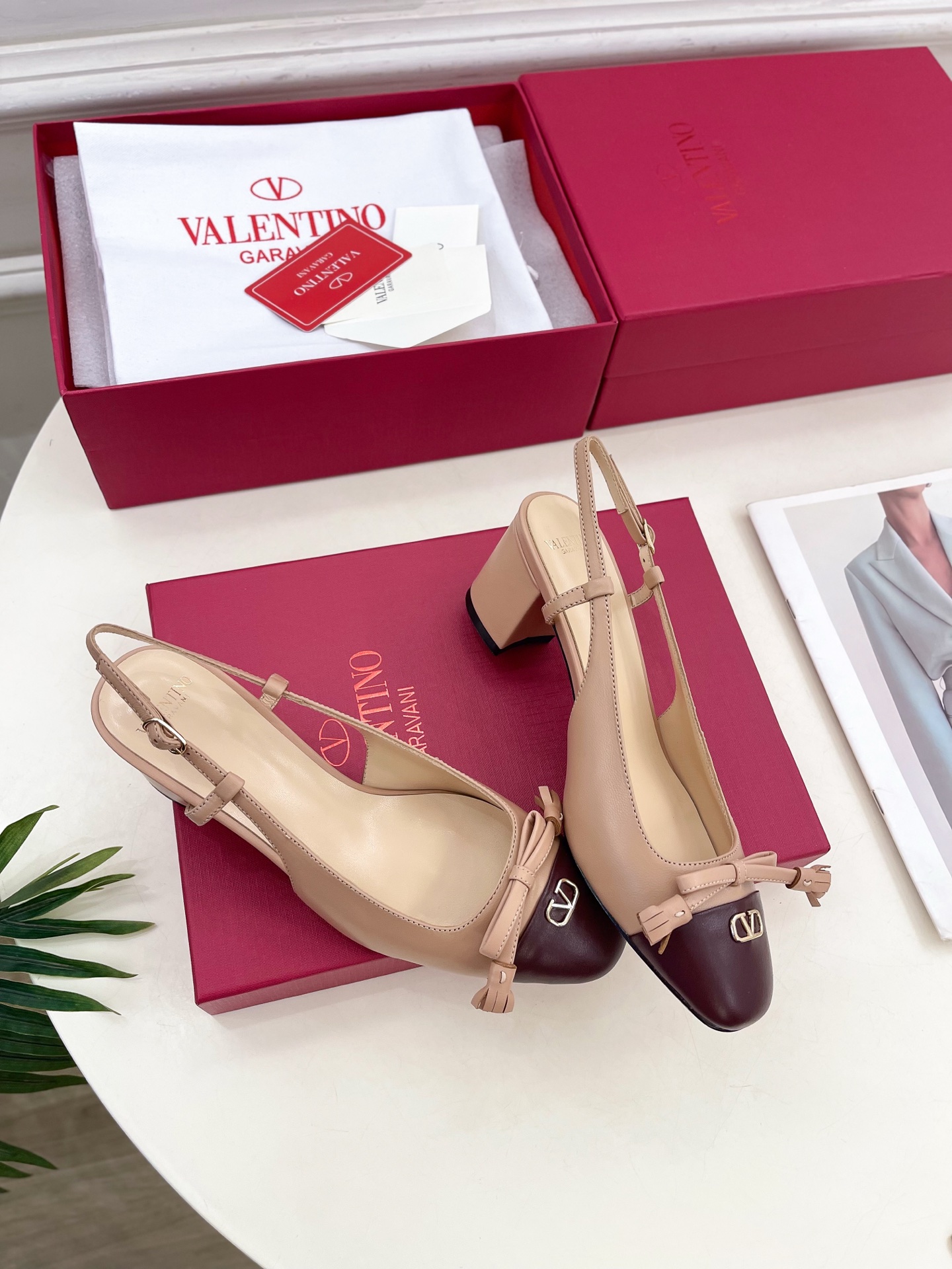 Valentino 华伦天奴 2025春夏新品 VALET DU ROI 后系带方头粗跟后空鞋上新☑️
