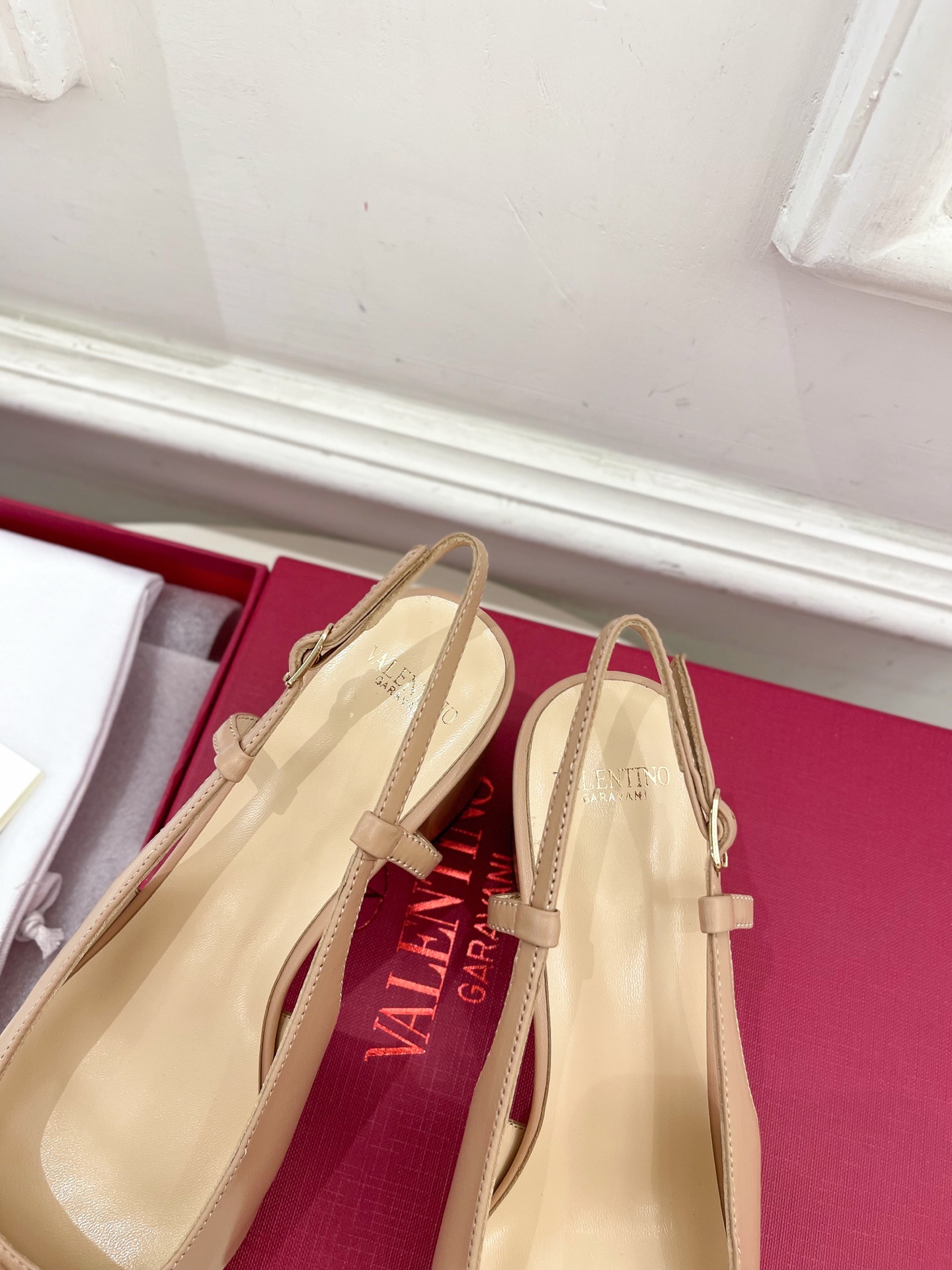 Valentino 华伦天奴 2025春夏新品 VALET DU ROI 后系带方头粗跟后空鞋上新☑️
