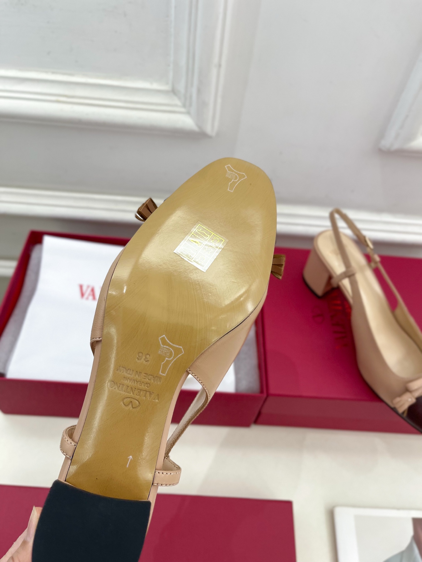 Valentino 华伦天奴 2025春夏新品 VALET DU ROI 后系带方头粗跟后空鞋上新☑️
