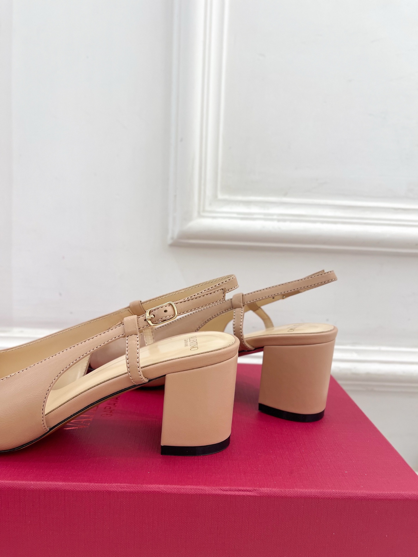 Valentino 华伦天奴 2025春夏新品 VALET DU ROI 后系带方头粗跟后空鞋上新☑️
