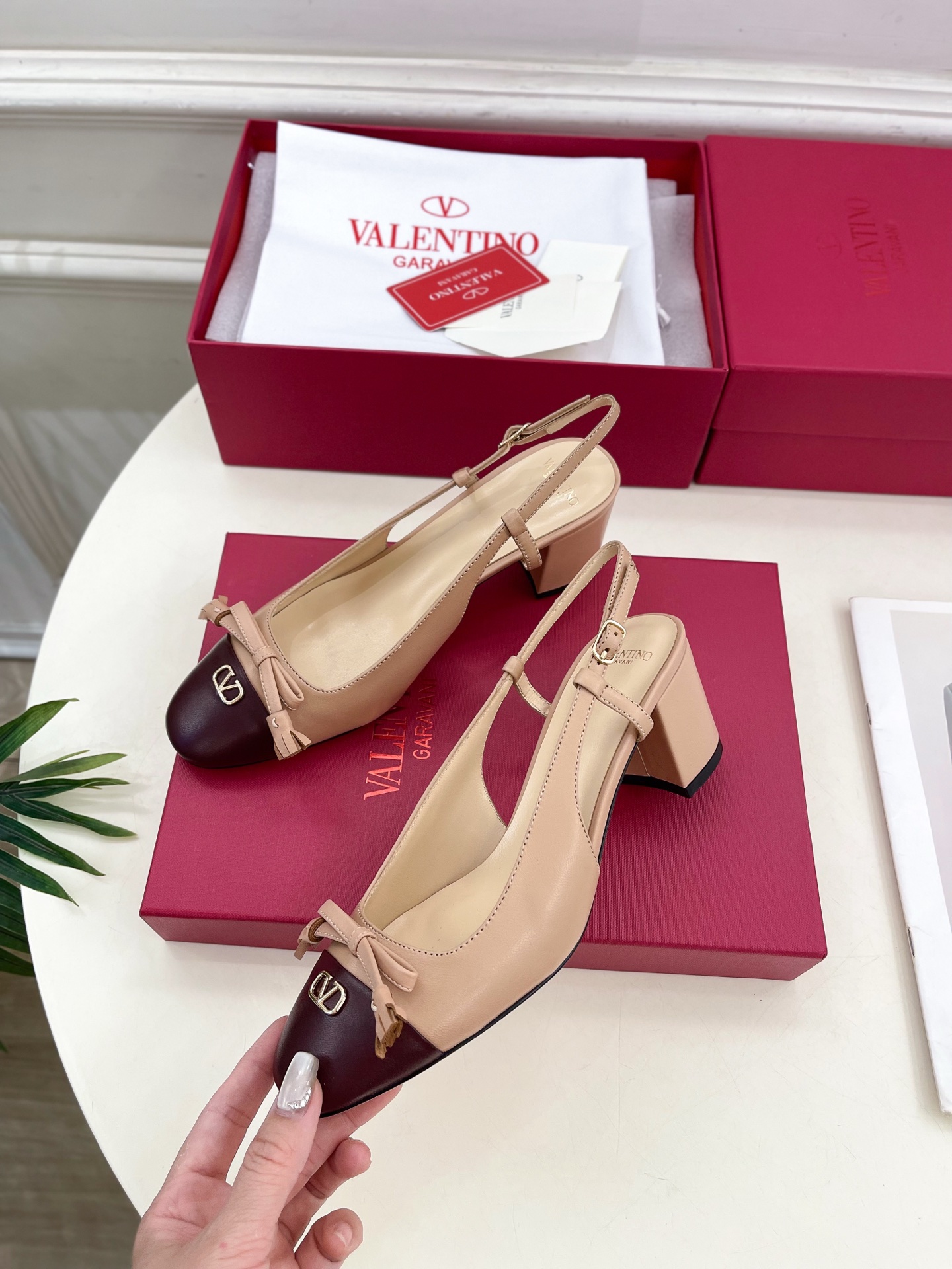 Valentino 华伦天奴 2025春夏新品 VALET DU ROI 后系带方头粗跟后空鞋上新☑️
