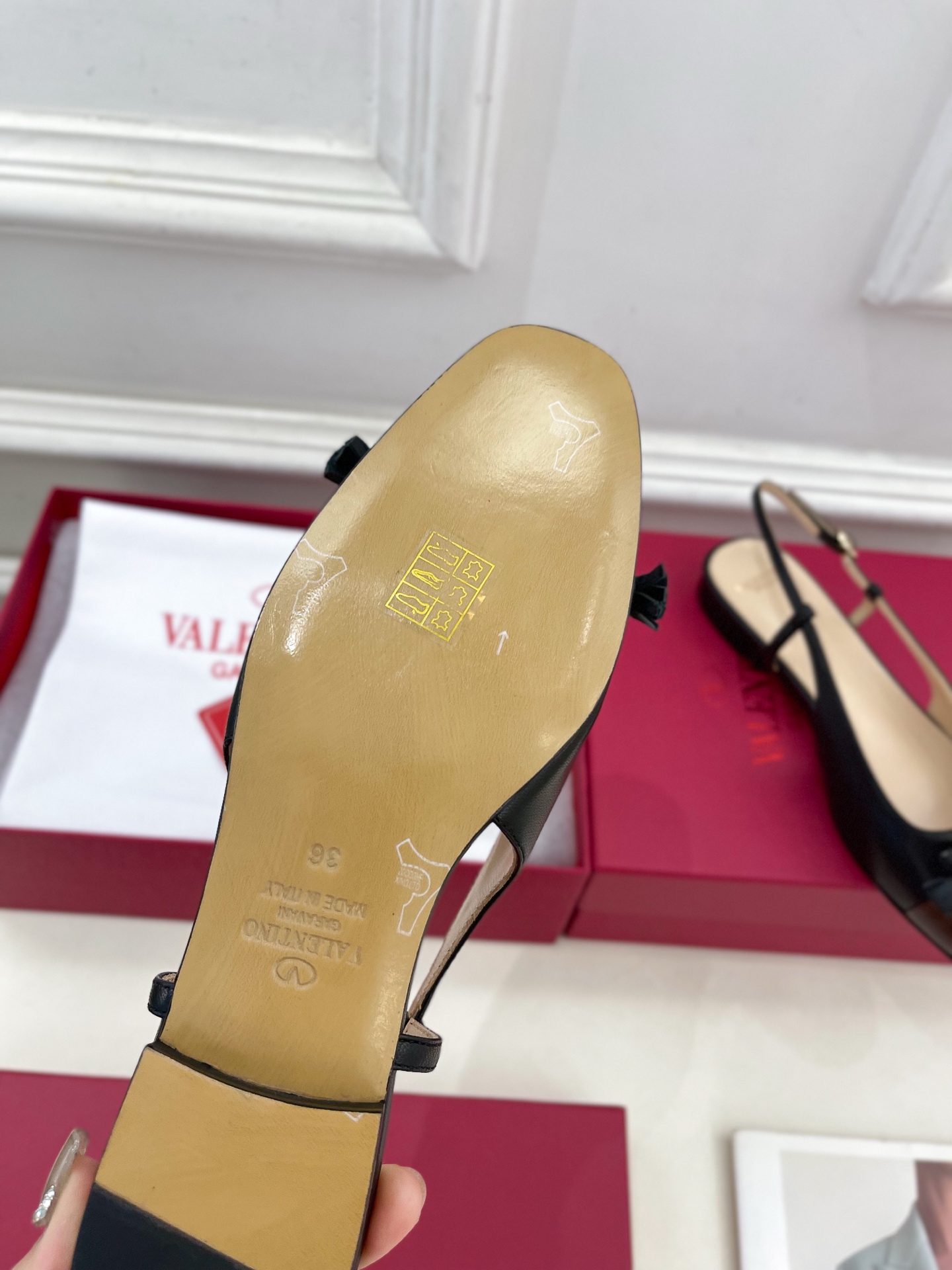 Valentino 华伦天奴 2025春夏新品 VALET DU ROI 后系带方头粗跟后空鞋上新☑️
