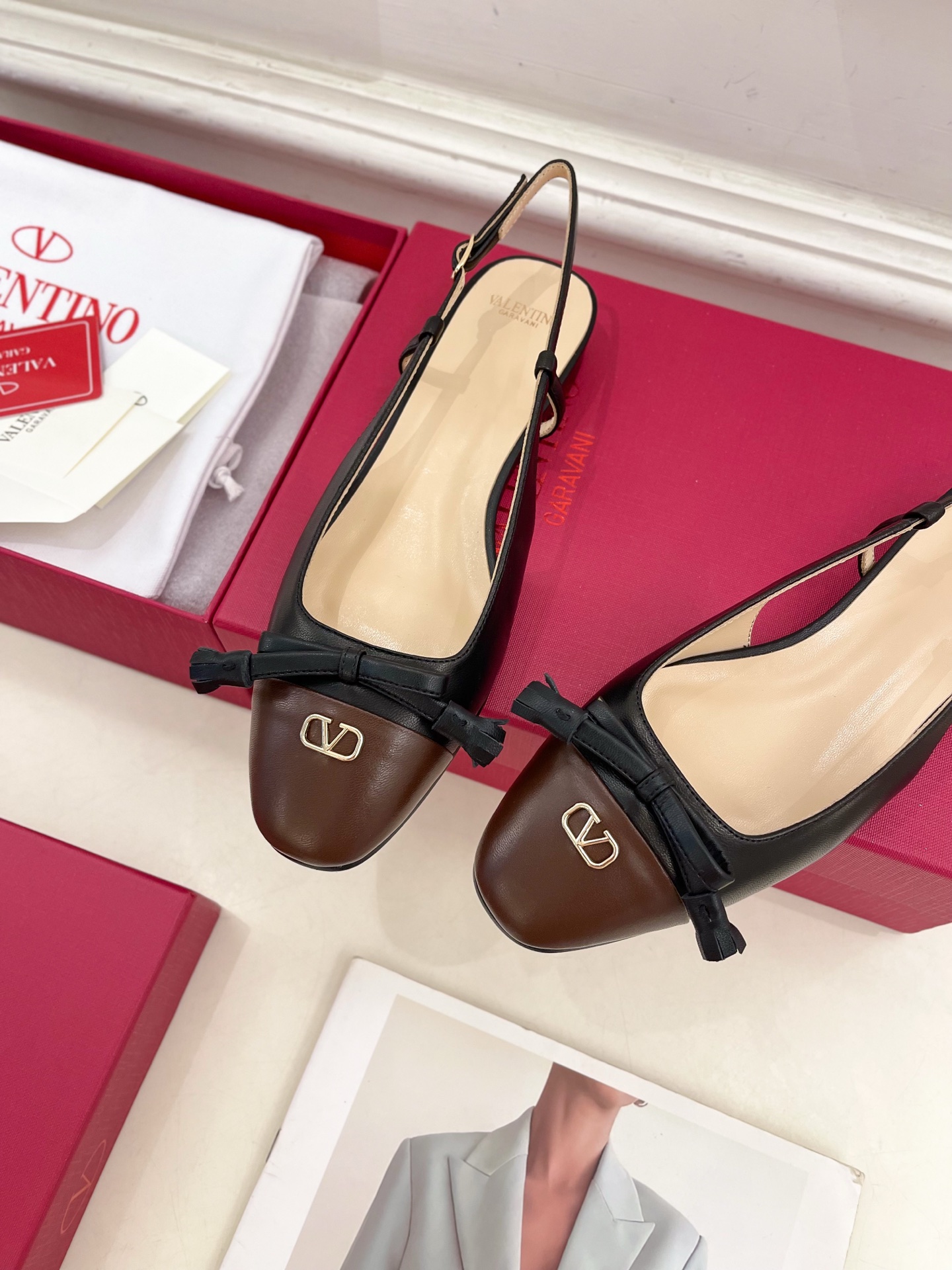 Valentino 华伦天奴 2025春夏新品 VALET DU ROI 后系带方头粗跟后空鞋上新☑️
