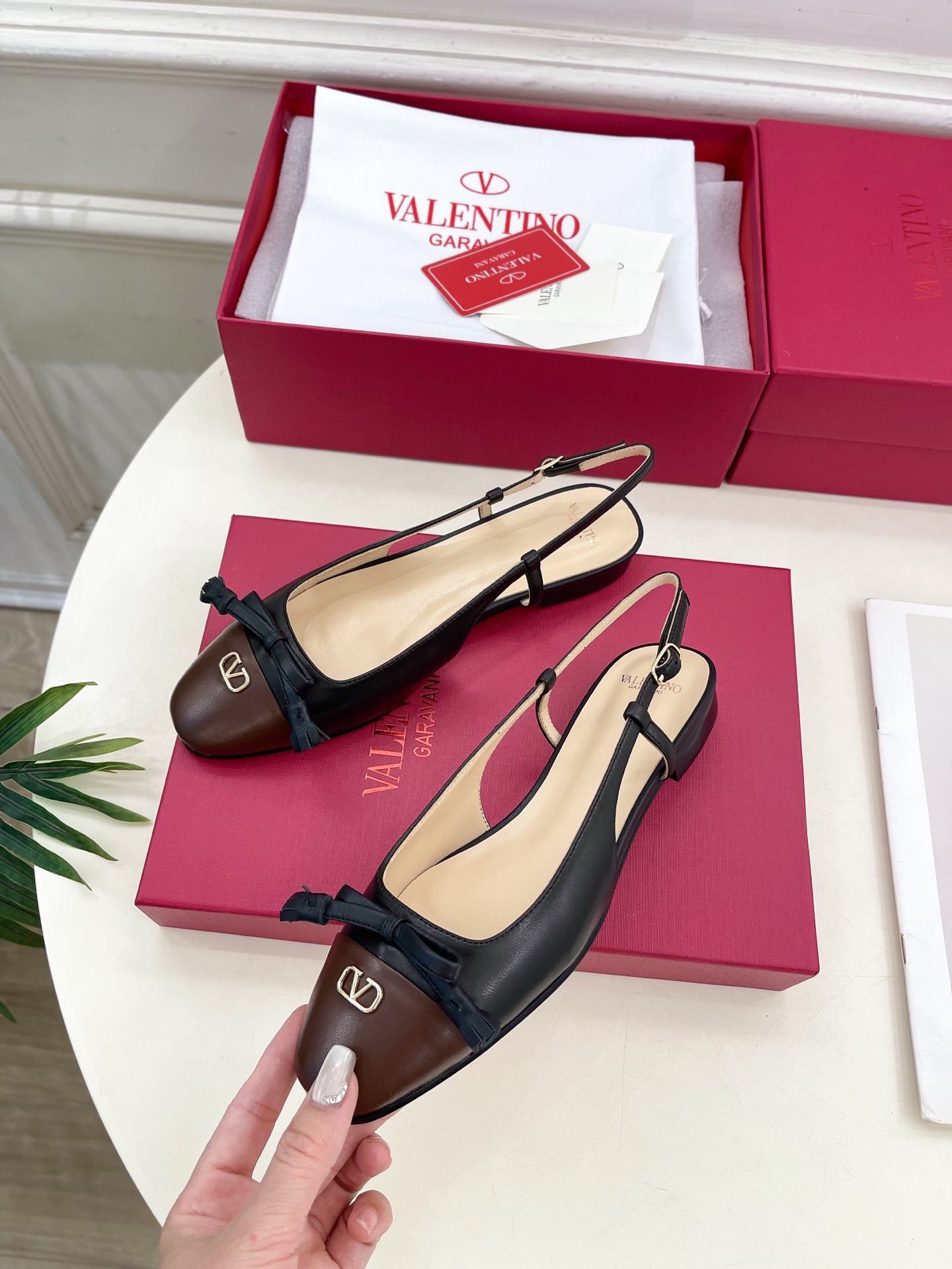 Valentino 华伦天奴 2025春夏新品 VALET DU ROI 后系带方头粗跟后空鞋上新☑️
