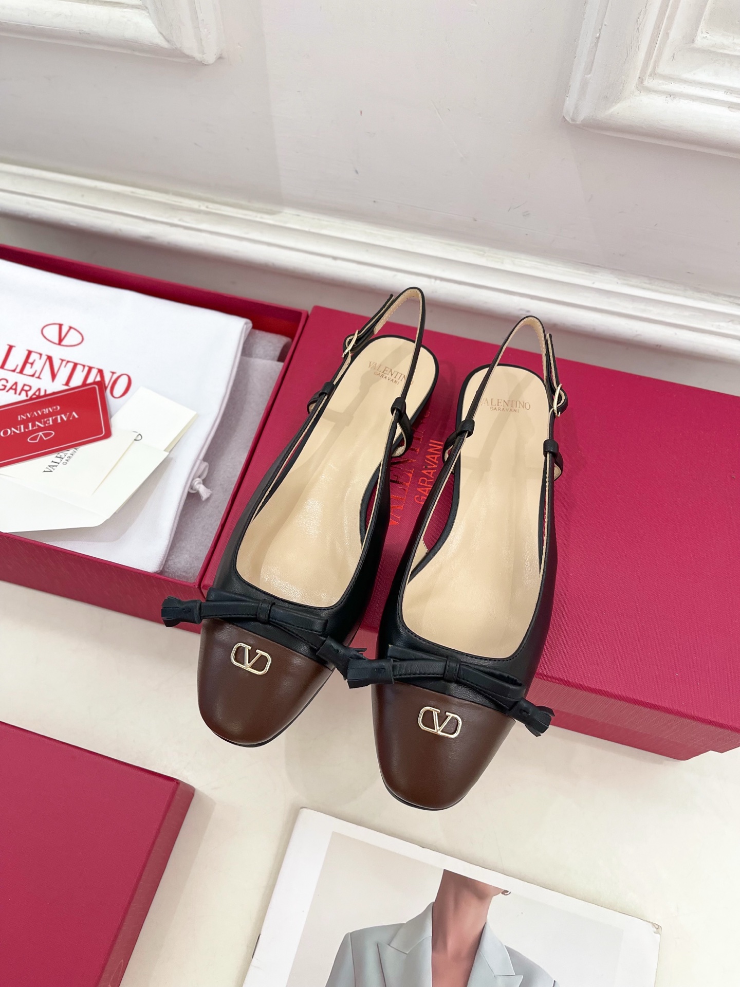 Valentino 华伦天奴 2025春夏新品 VALET DU ROI 后系带方头粗跟后空鞋上新☑️
