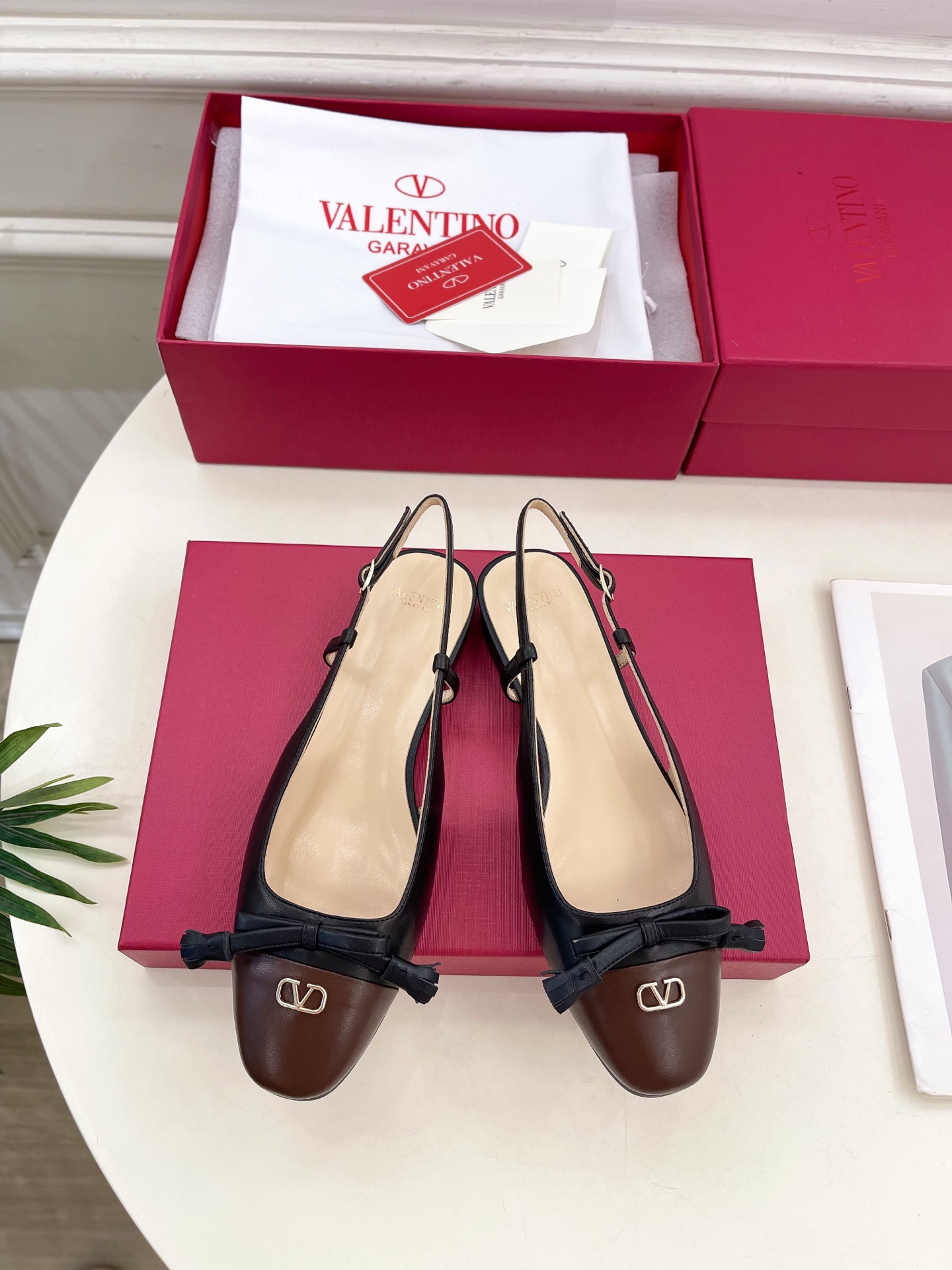 Valentino 华伦天奴 2025春夏新品 VALET DU ROI 后系带方头粗跟后空鞋上新☑️
