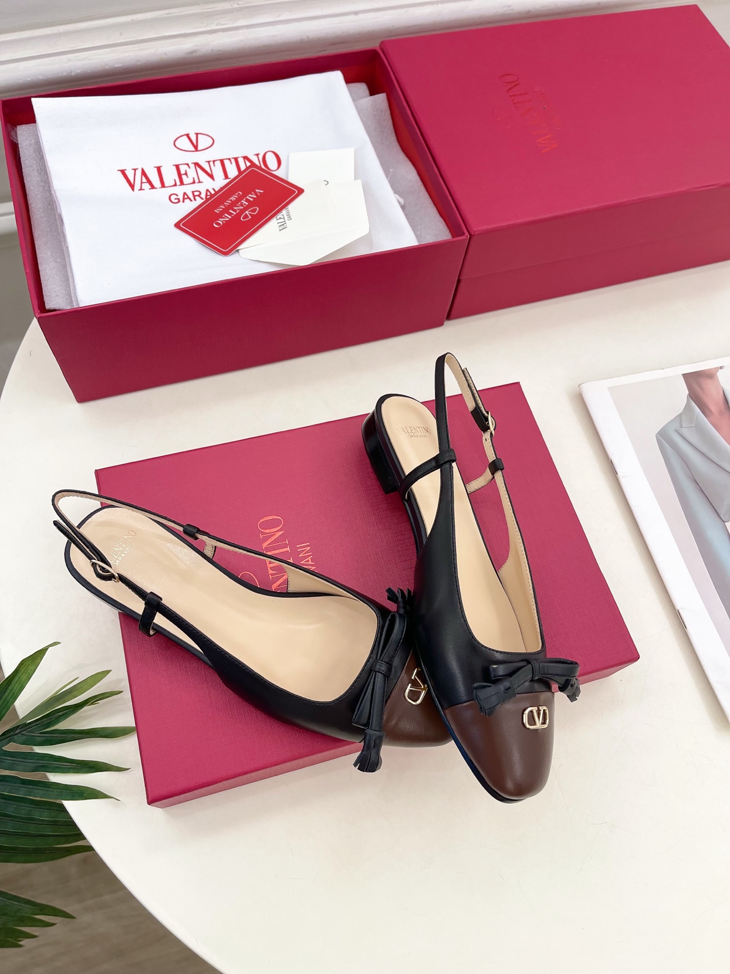 Valentino 华伦天奴 2025春夏新品 VALET DU ROI 后系带方头粗跟后空鞋上新☑️
