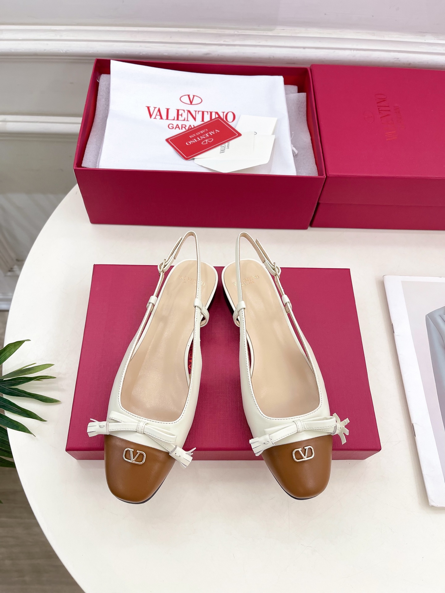 Valentino 华伦天奴 2025春夏新品 VALET DU ROI 后系带方头粗跟后空鞋上新☑️
