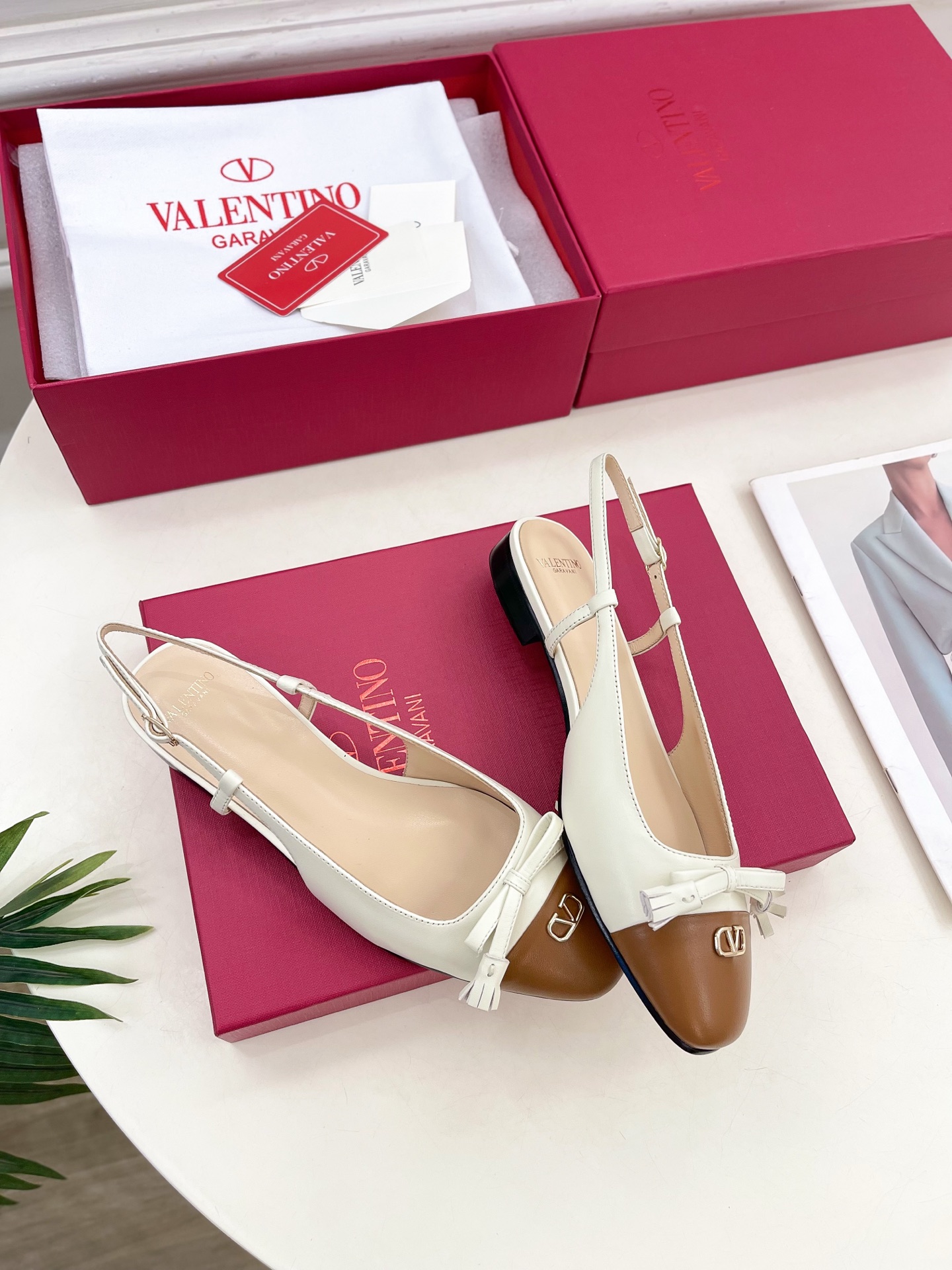 Valentino 华伦天奴 2025春夏新品 VALET DU ROI 后系带方头粗跟后空鞋上新☑️
