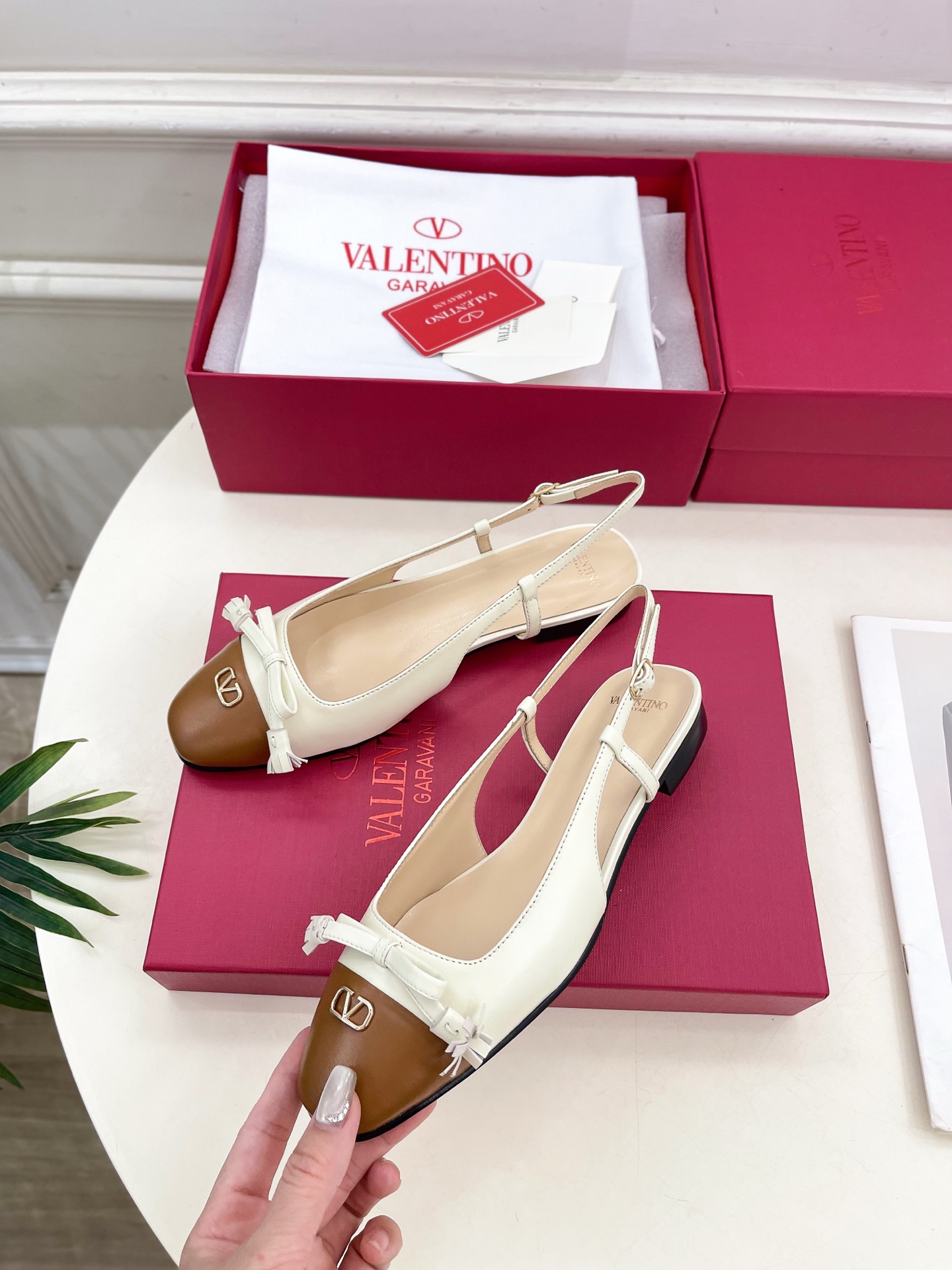 Valentino 华伦天奴 2025春夏新品 VALET DU ROI 后系带方头粗跟后空鞋上新☑️
