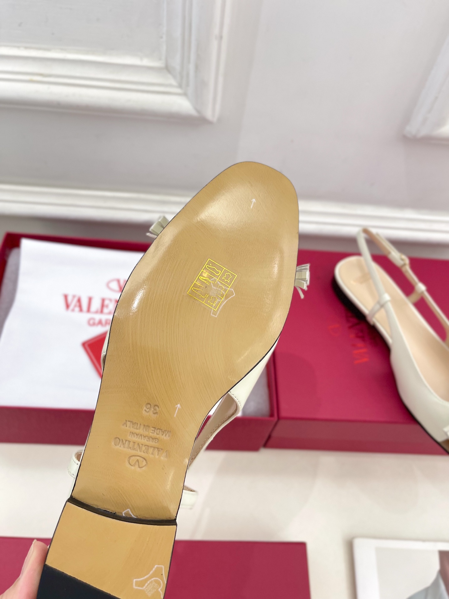Valentino 华伦天奴 2025春夏新品 VALET DU ROI 后系带方头粗跟后空鞋上新☑️
