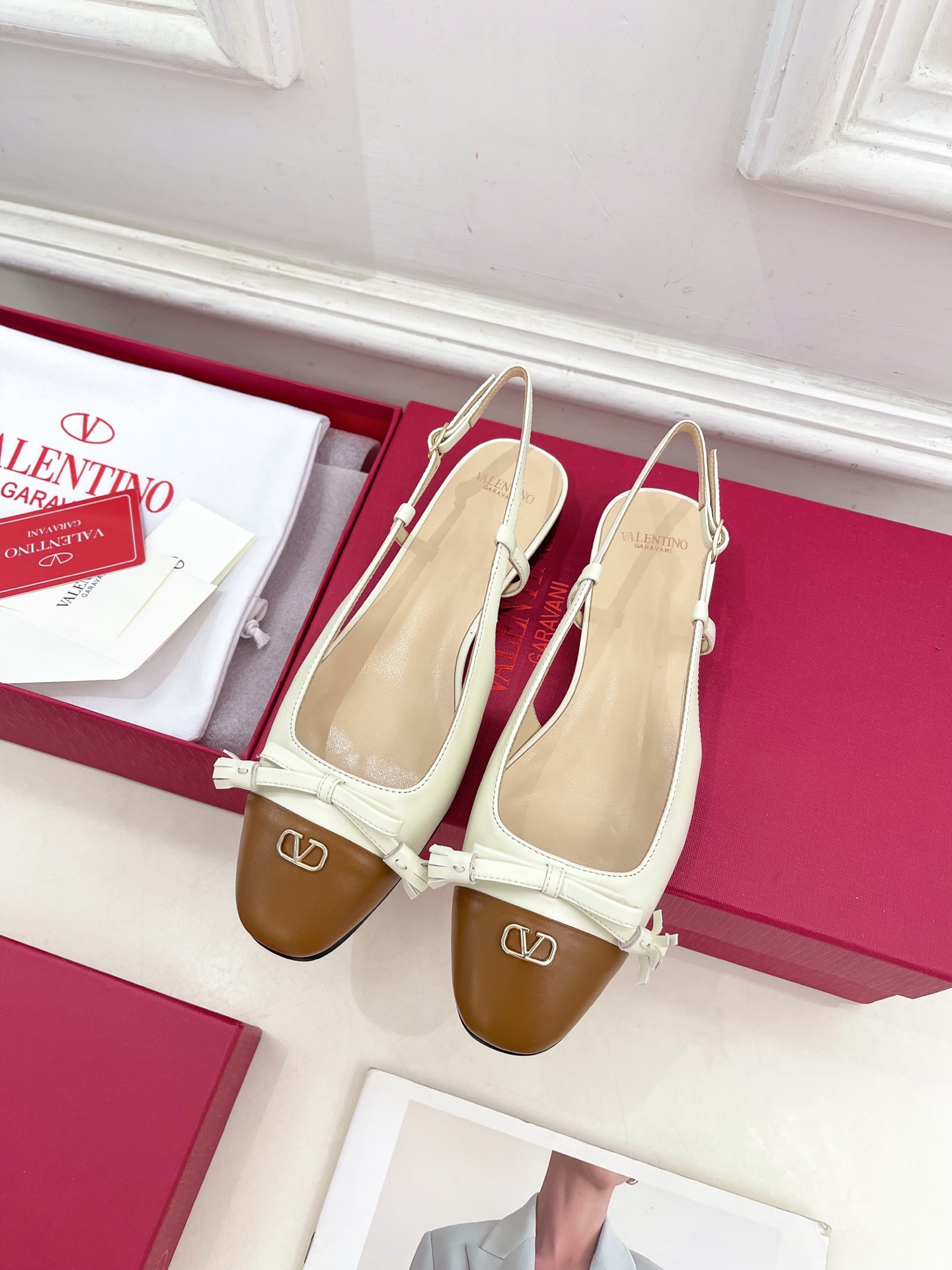 Valentino 华伦天奴 2025春夏新品 VALET DU ROI 后系带方头粗跟后空鞋上新☑️
