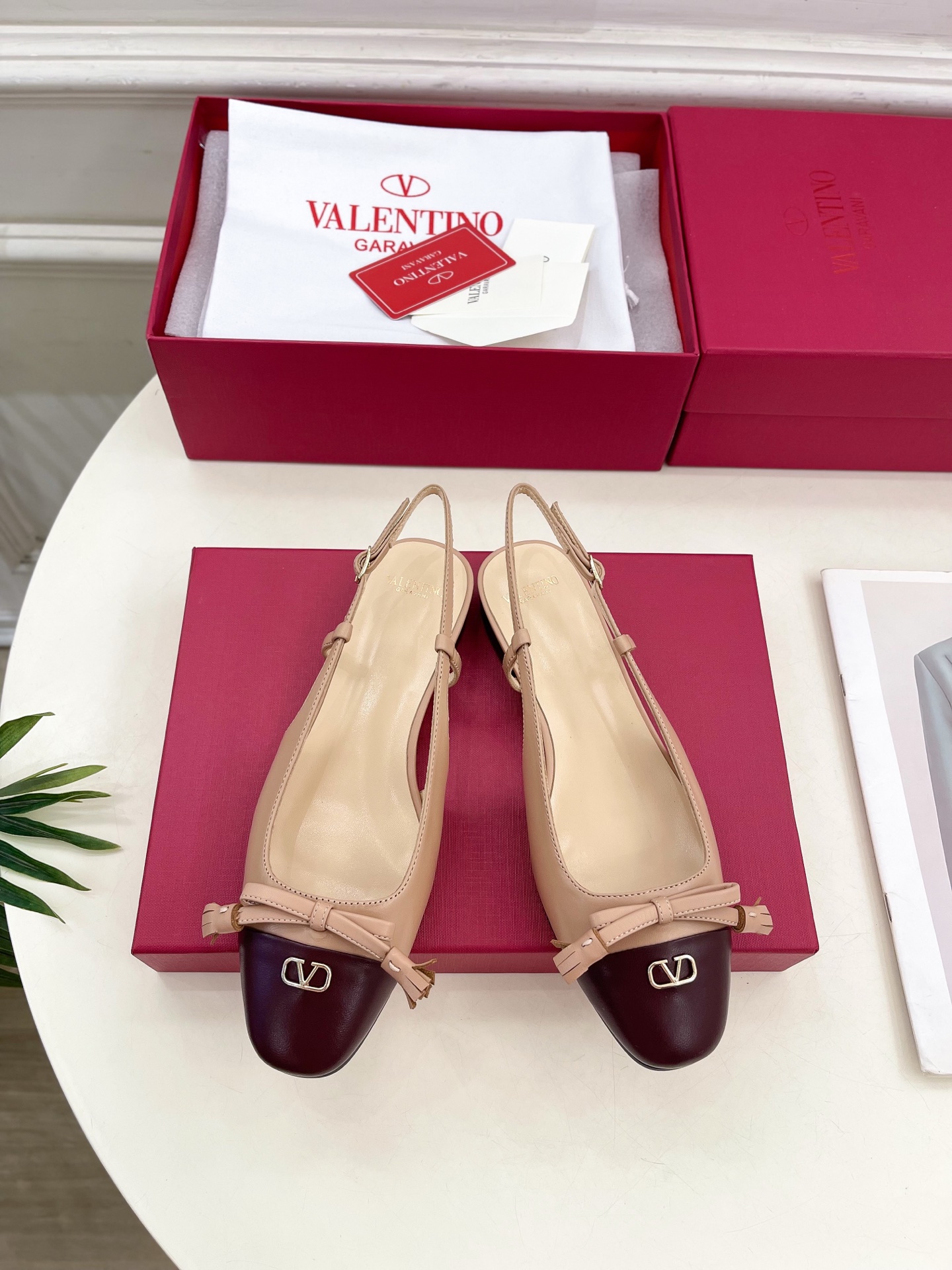 Valentino 华伦天奴 2025春夏新品 VALET DU ROI 后系带方头粗跟后空鞋上新☑️
