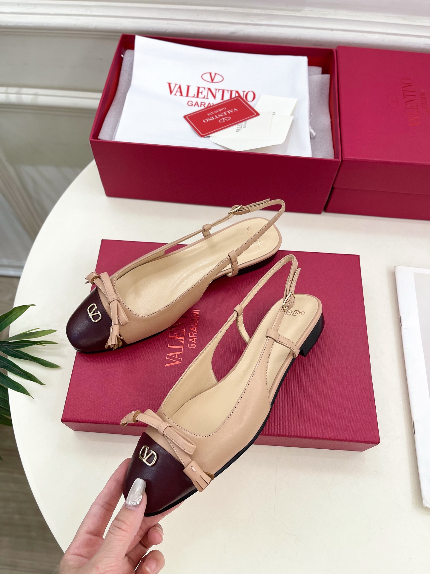 Valentino 华伦天奴 2025春夏新品 VALET DU ROI 后系带方头粗跟后空鞋上新☑️
