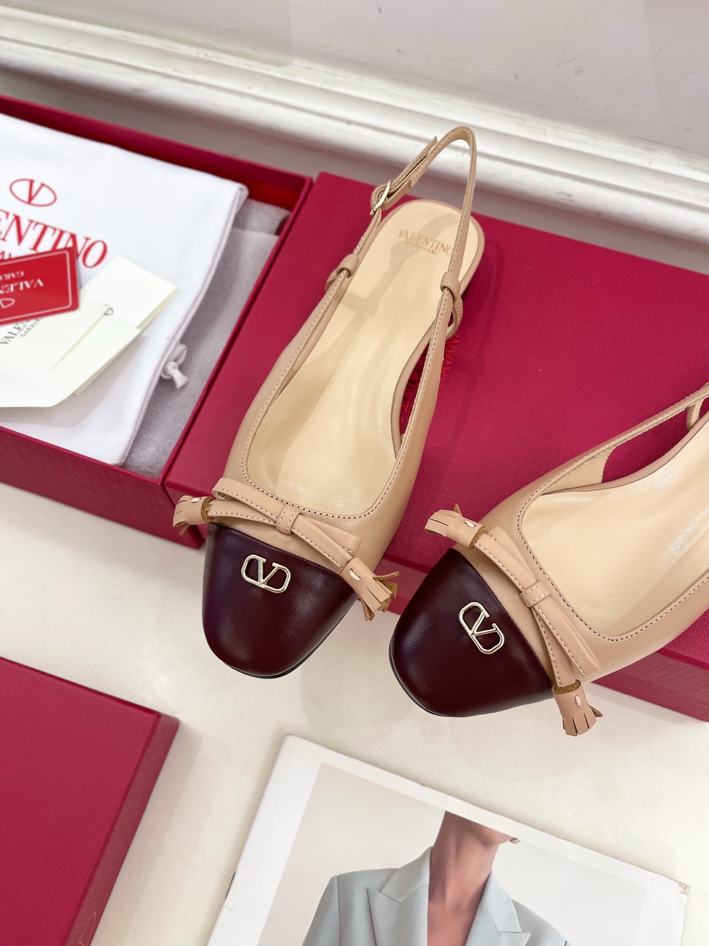 Valentino 华伦天奴 2025春夏新品 VALET DU ROI 后系带方头粗跟后空鞋上新☑️
