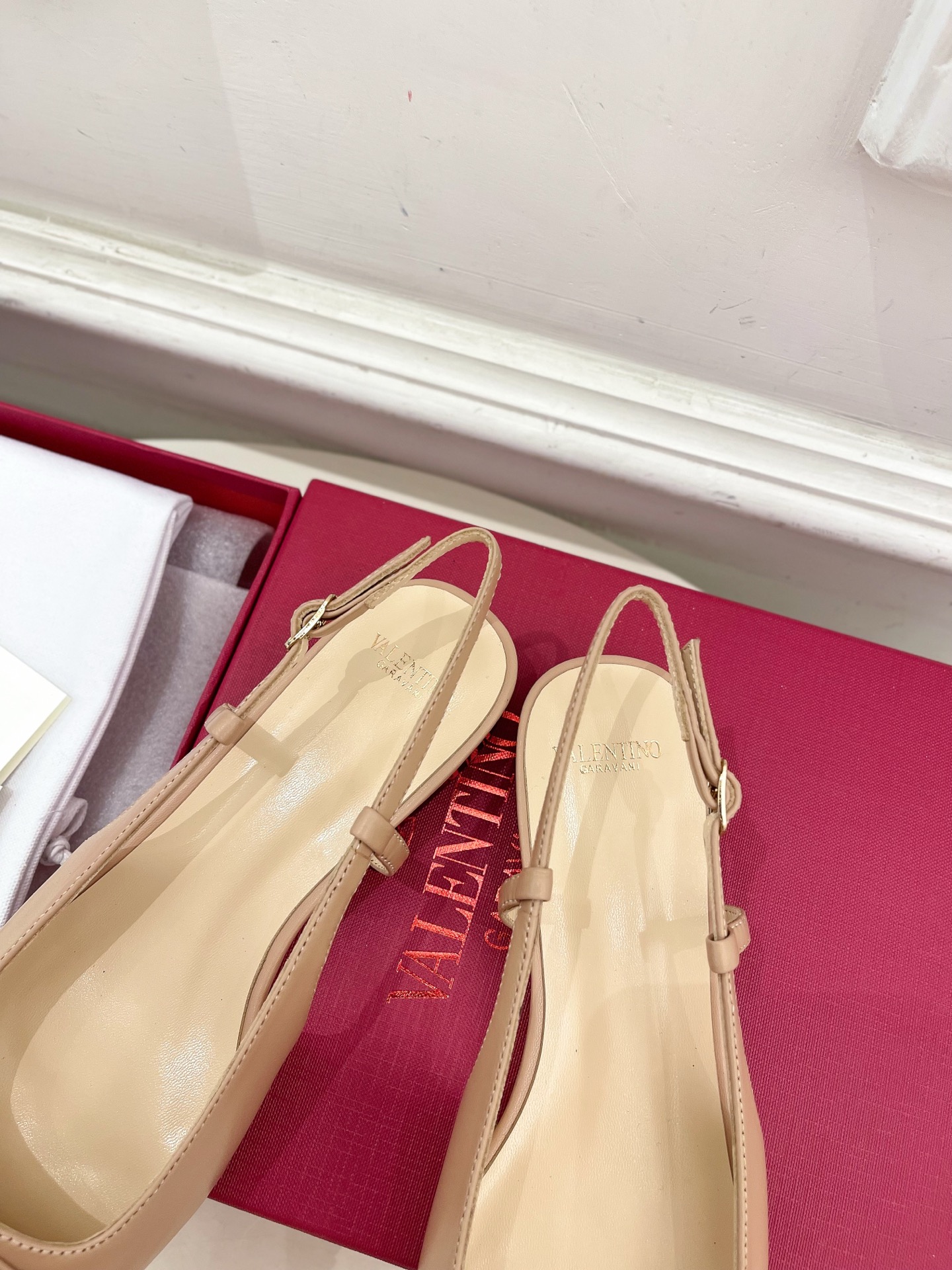 Valentino 华伦天奴 2025春夏新品 VALET DU ROI 后系带方头粗跟后空鞋上新☑️
