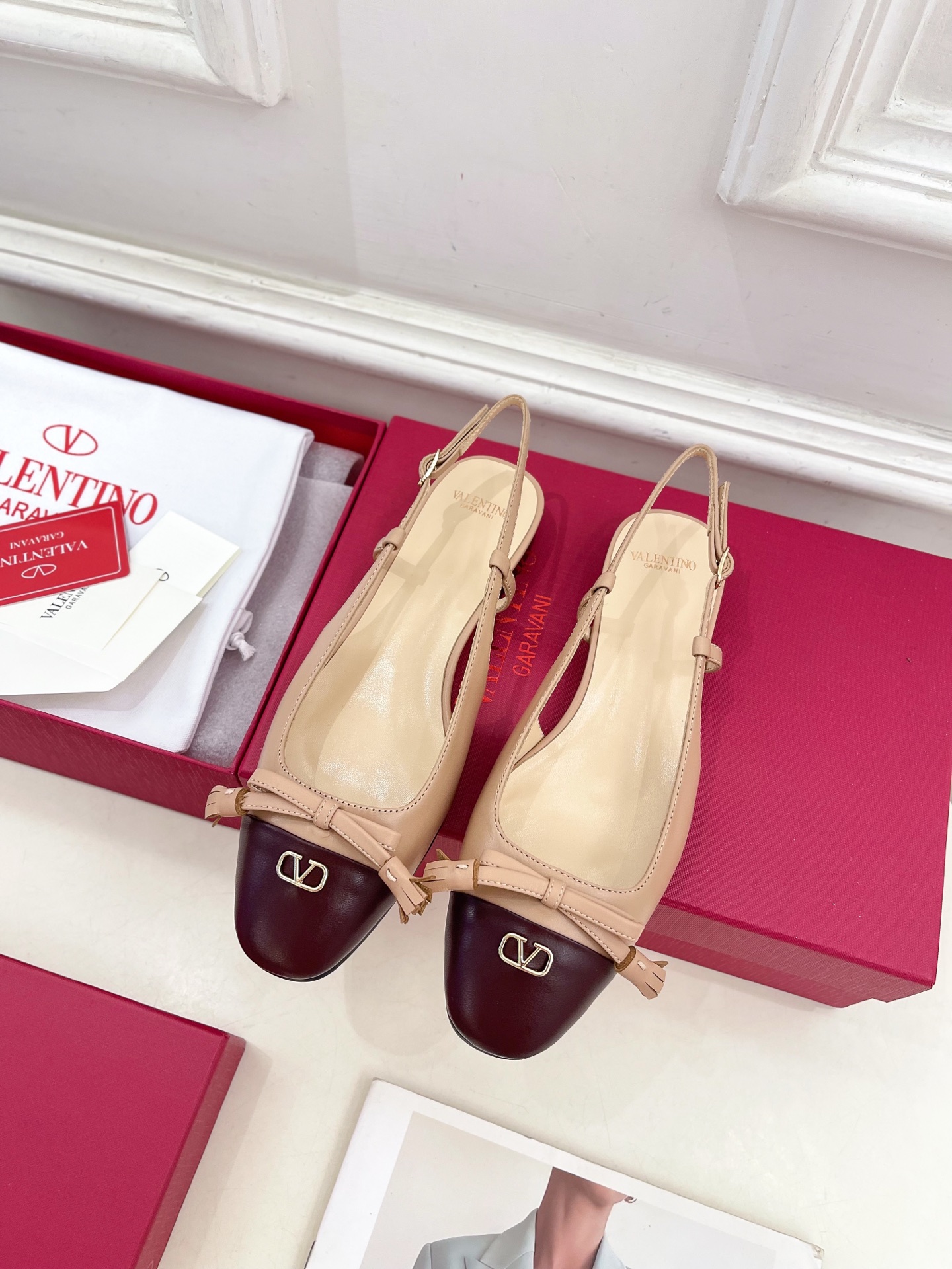 Valentino 华伦天奴 2025春夏新品 VALET DU ROI 后系带方头粗跟后空鞋上新☑️
