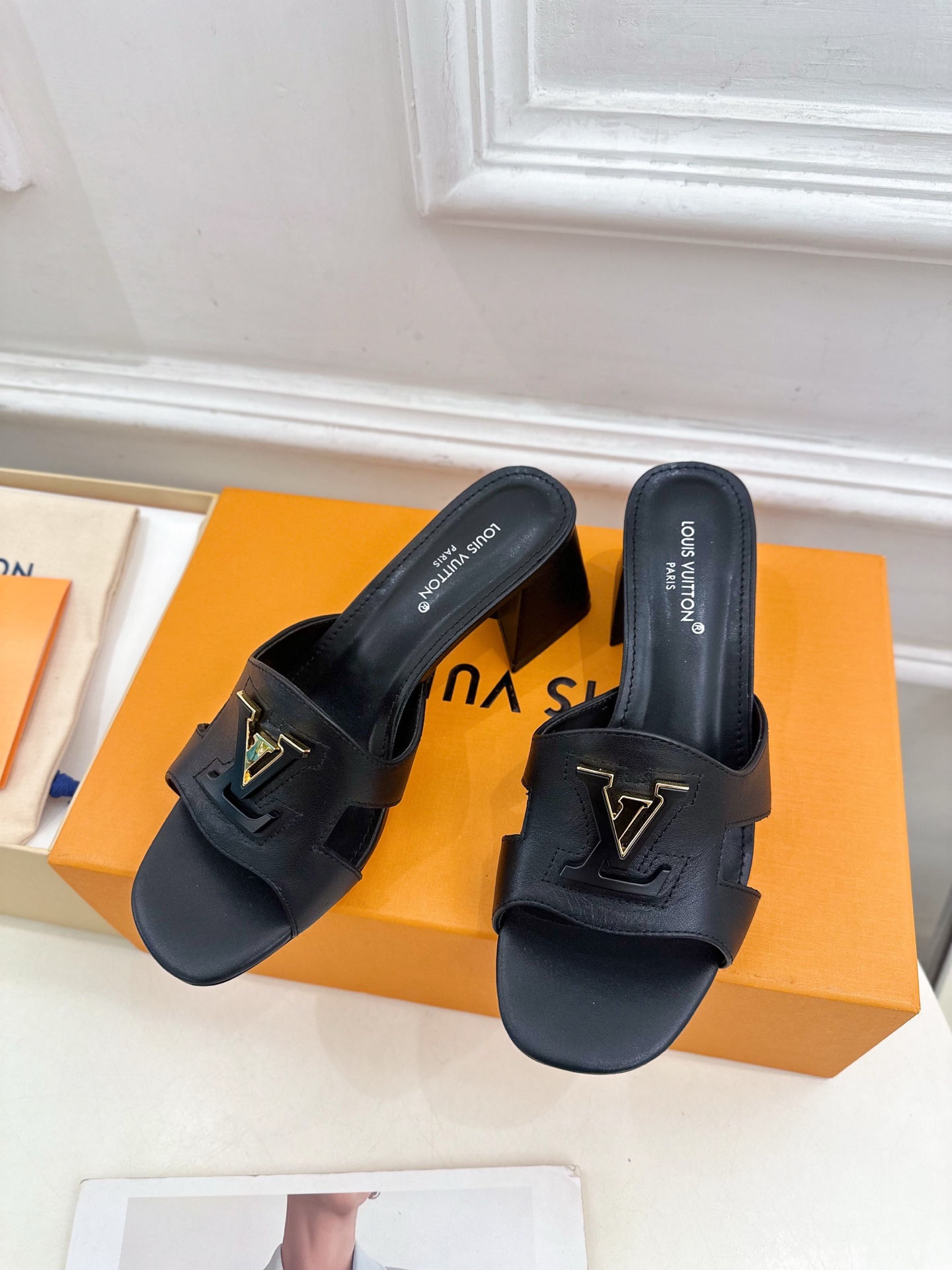 LV  | 路易威登  25𝐬𝐬 

🧡💚2025春夏新款 顶级版本⚠️
专柜主打最新款 V形方跟镂空拖