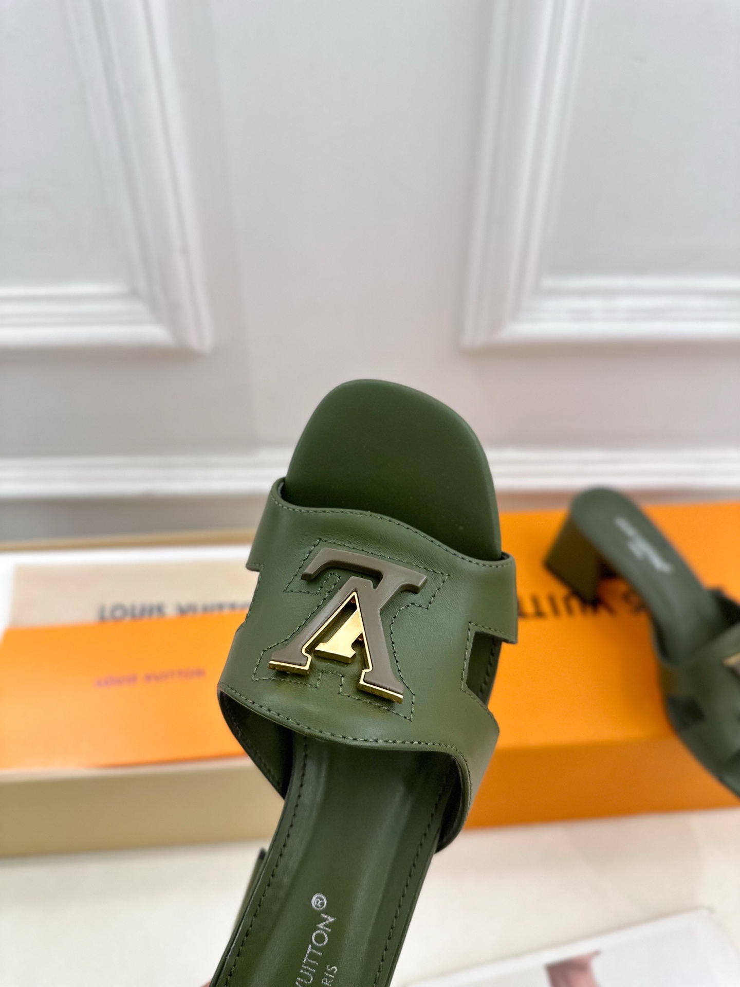 LV  | 路易威登  25𝐬𝐬 

🧡💚2025春夏新款 顶级版本⚠️
专柜主打最新款 V形方跟镂空拖