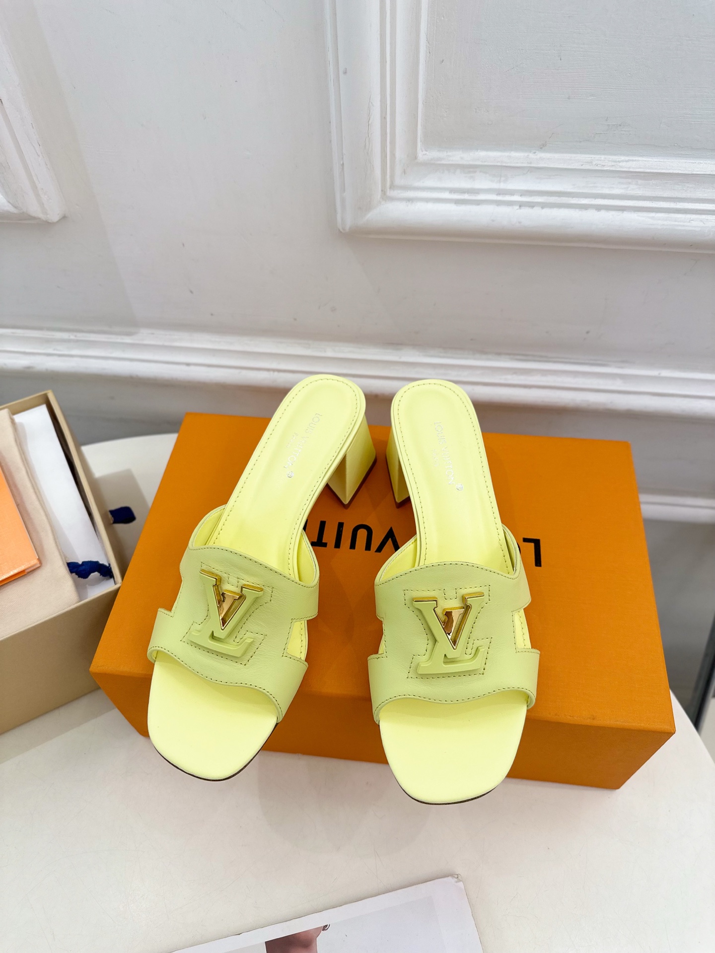 LV  | 路易威登  25𝐬𝐬 

🧡💚2025春夏新款 顶级版本⚠️
专柜主打最新款 V形方跟镂空拖