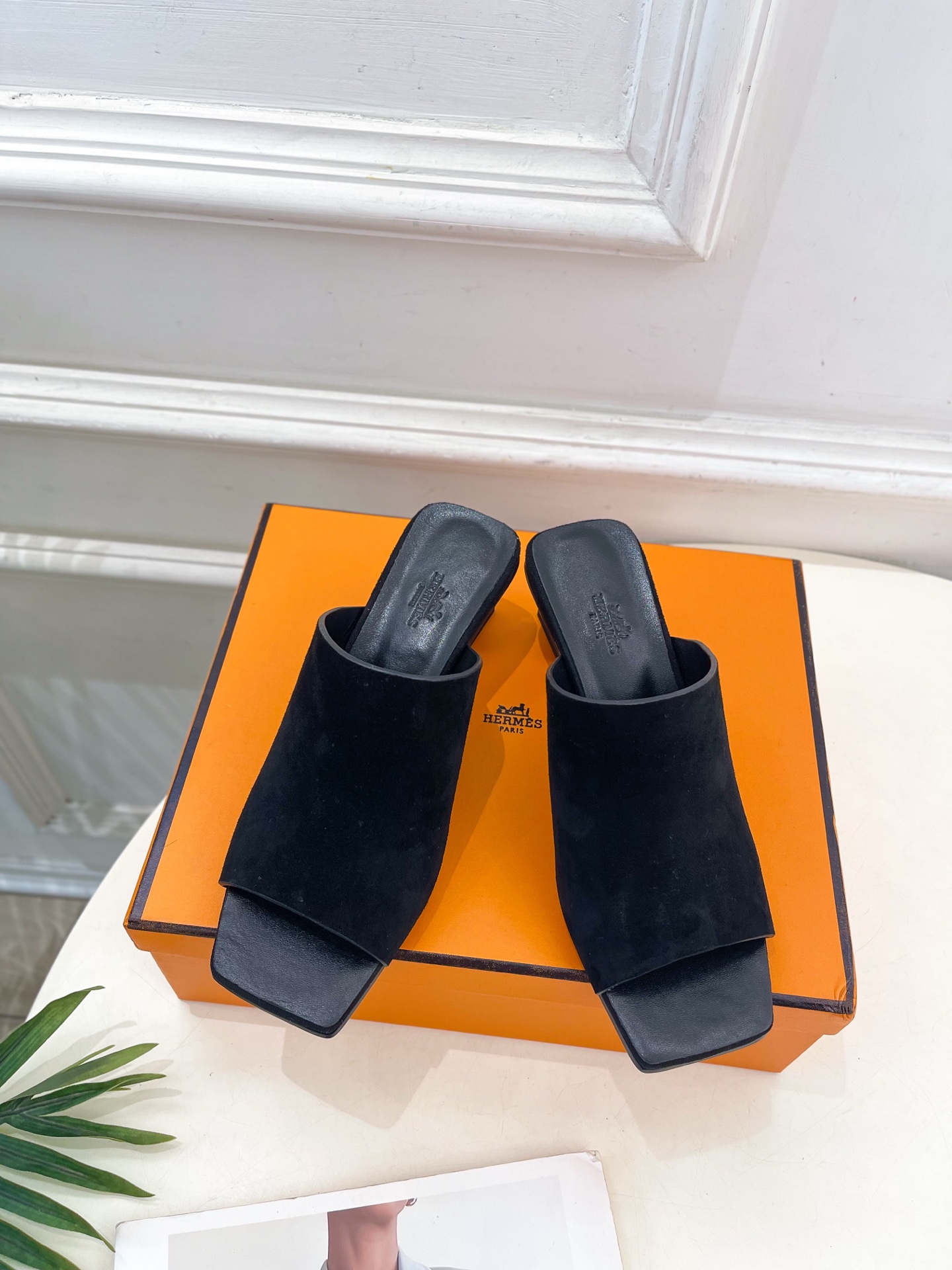 🐎𝐇𝐄𝐑𝐌𝐄* 爱玛仕 25𝐬𝐬 

🌈2025春夏新品 专柜新款  Kylie 60几何金属跟拖鞋系列