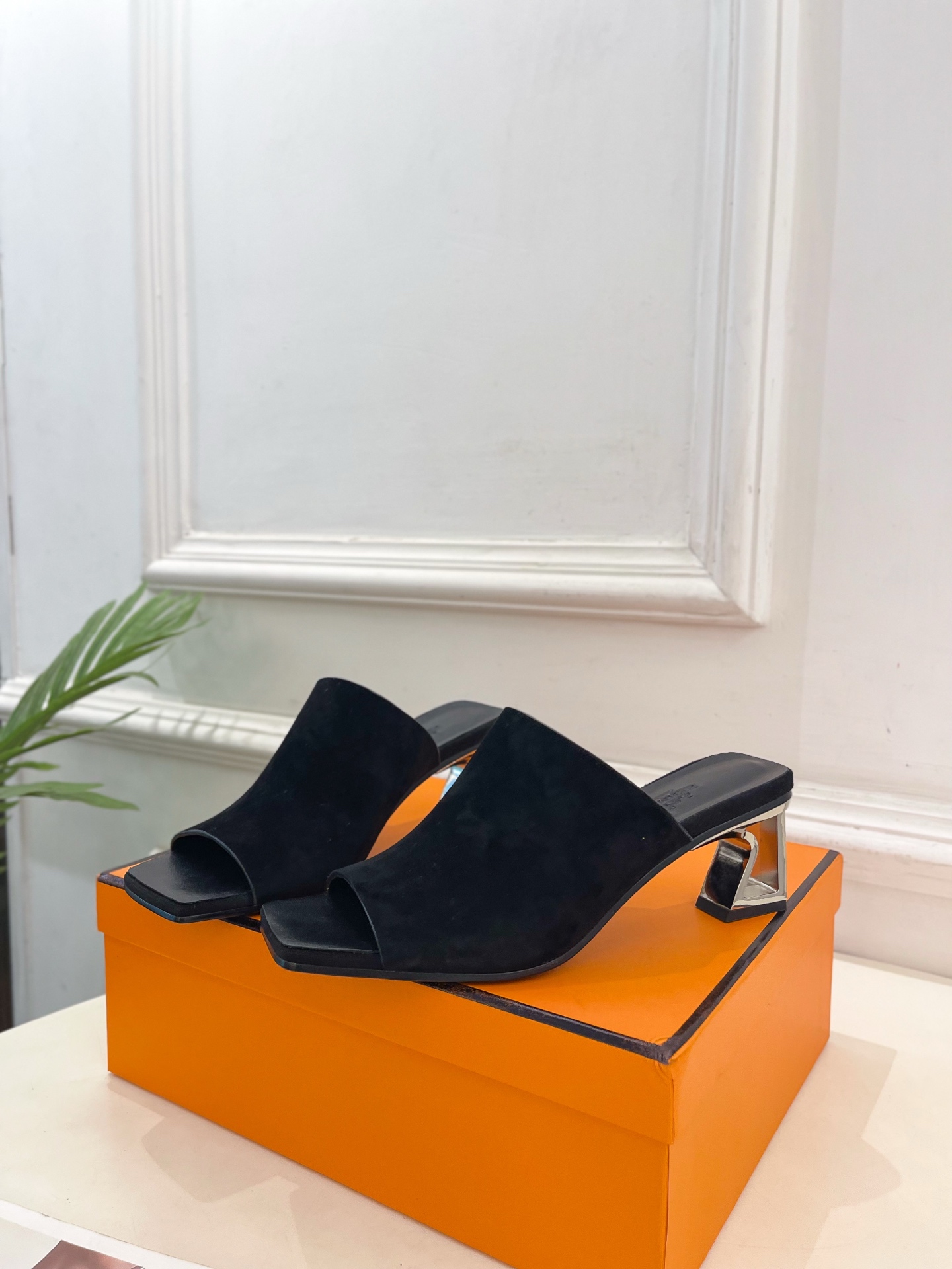 🐎𝐇𝐄𝐑𝐌𝐄* 爱玛仕 25𝐬𝐬 

🌈2025春夏新品 专柜新款  Kylie 60几何金属跟拖鞋系列