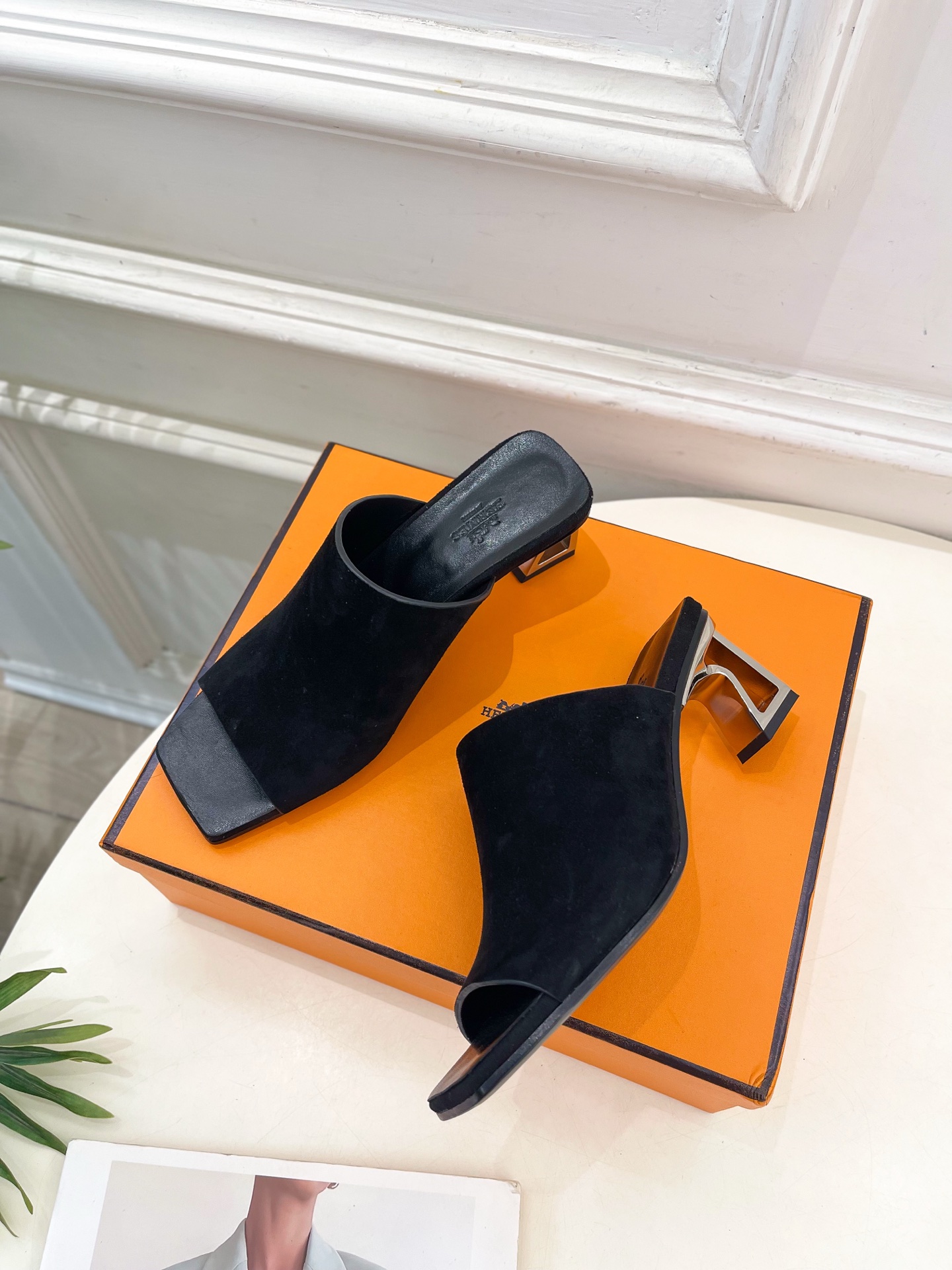 🐎𝐇𝐄𝐑𝐌𝐄* 爱玛仕 25𝐬𝐬 

🌈2025春夏新品 专柜新款  Kylie 60几何金属跟拖鞋系列