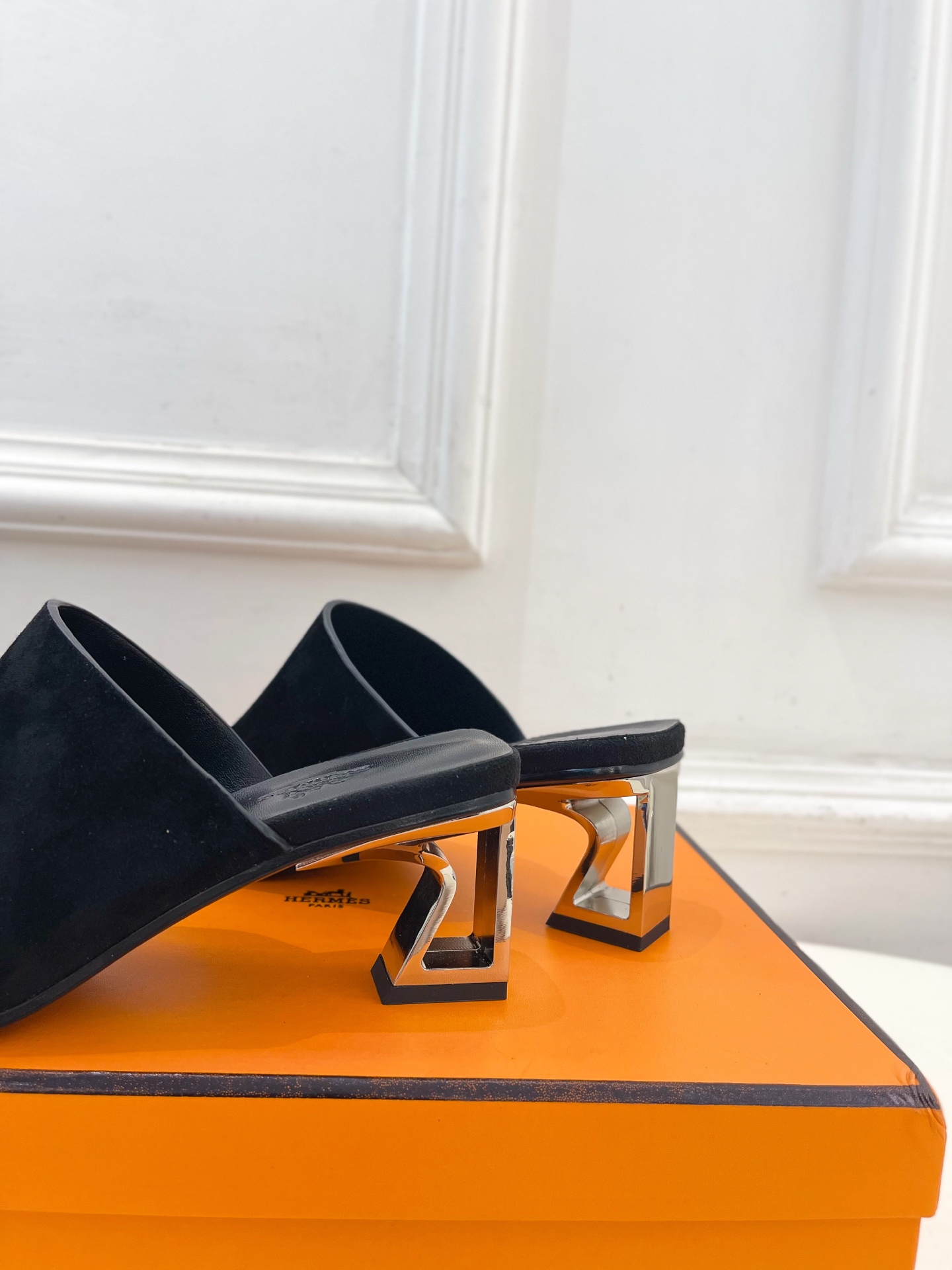 🐎𝐇𝐄𝐑𝐌𝐄* 爱玛仕 25𝐬𝐬 

🌈2025春夏新品 专柜新款  Kylie 60几何金属跟拖鞋系列