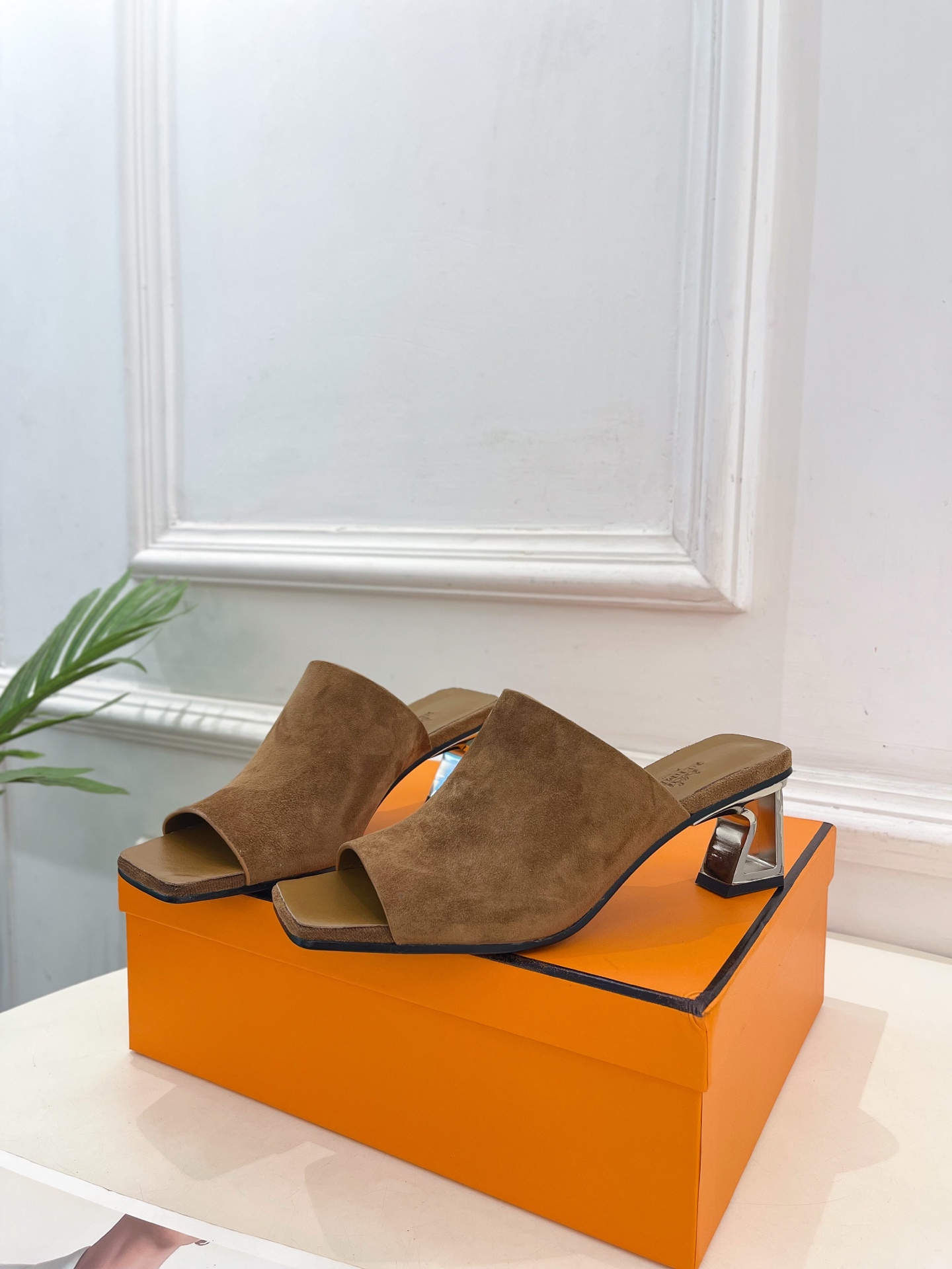 🐎𝐇𝐄𝐑𝐌𝐄* 爱玛仕 25𝐬𝐬 

🌈2025春夏新品 专柜新款  Kylie 60几何金属跟拖鞋系列