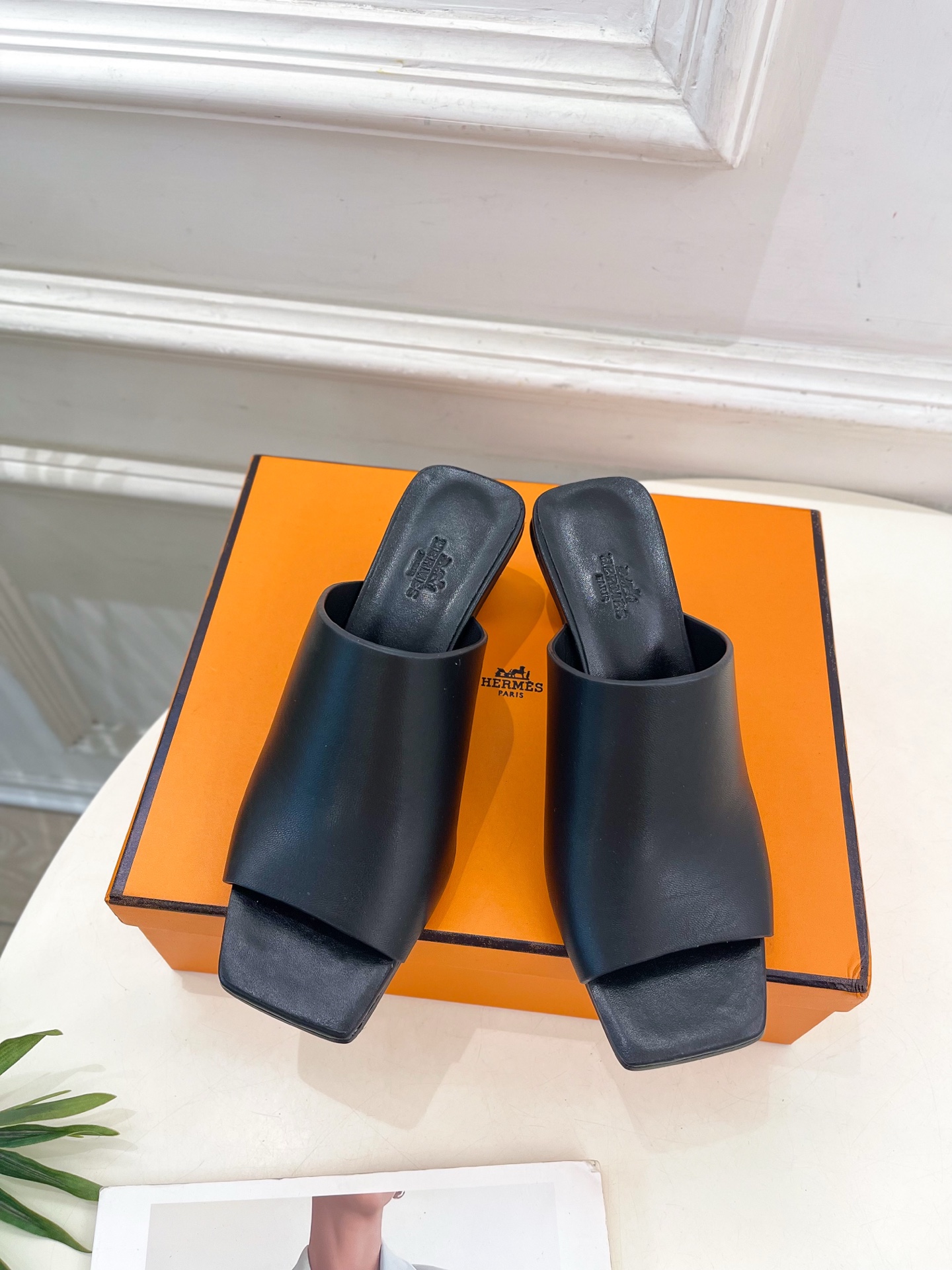 🐎𝐇𝐄𝐑𝐌𝐄* 爱玛仕 25𝐬𝐬 

🌈2025春夏新品 专柜新款  Kylie 60几何金属跟拖鞋系列