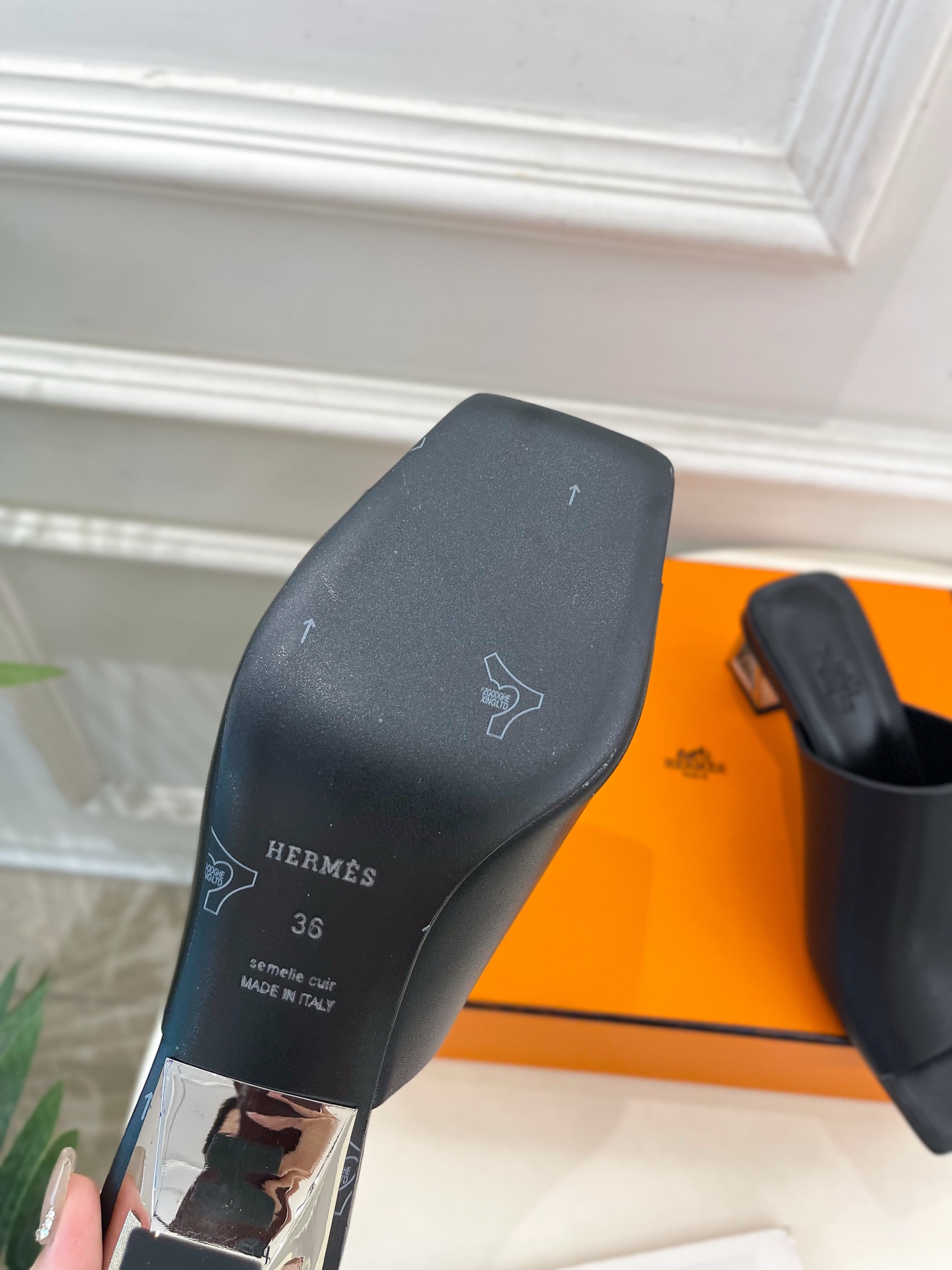 🐎𝐇𝐄𝐑𝐌𝐄* 爱玛仕 25𝐬𝐬 

🌈2025春夏新品 专柜新款  Kylie 60几何金属跟拖鞋系列