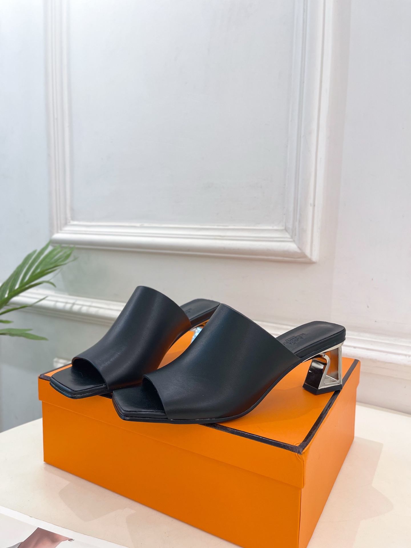🐎𝐇𝐄𝐑𝐌𝐄* 爱玛仕 25𝐬𝐬 

🌈2025春夏新品 专柜新款  Kylie 60几何金属跟拖鞋系列